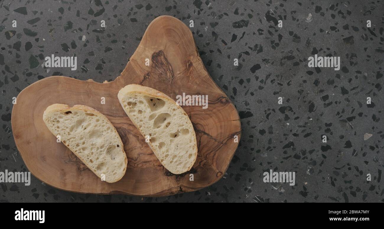 Draufsicht Scheiben TTA Brot auf Betonarbeitspad Stockfoto