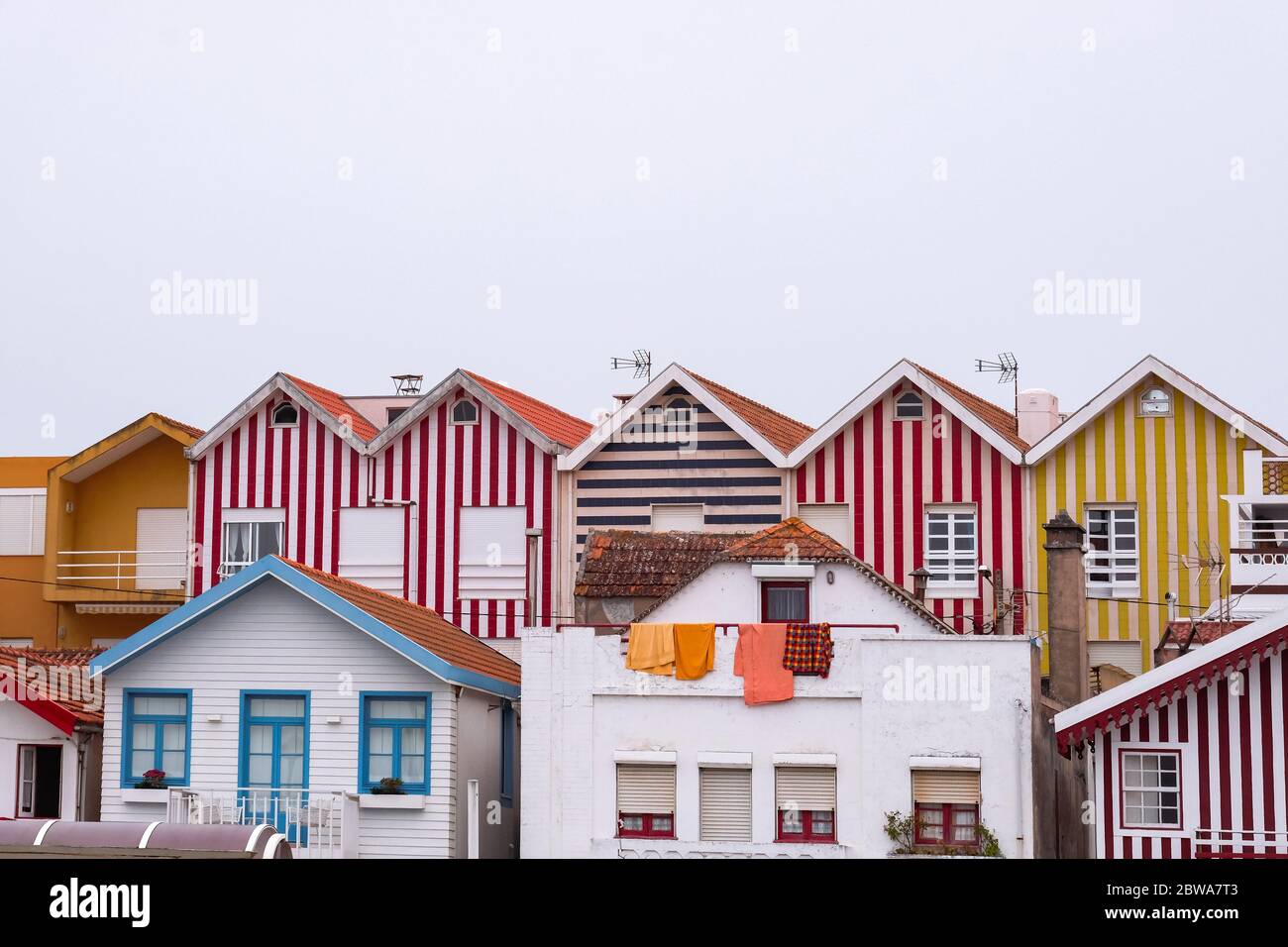 Bunte Holzstreifen traditionelle Häuser in Costa Nova - Aveiro, Portugal Stockfoto