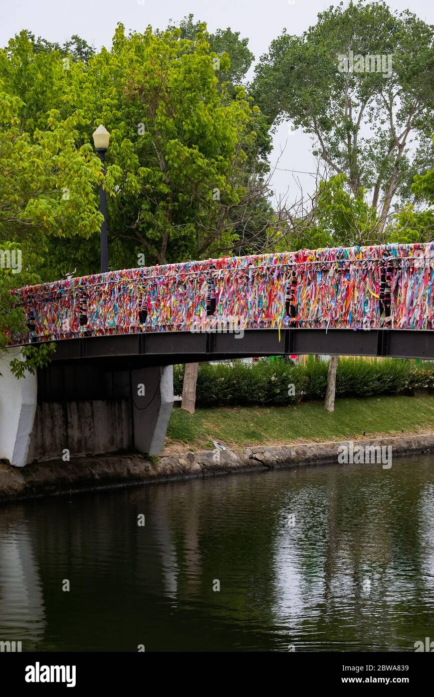 Bunte Bänder im Wind in einer Brücke über einen Wasserkanal in Aveiro, Portugal Stockfoto