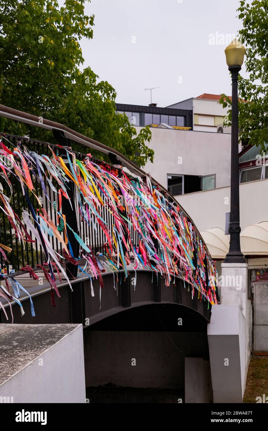 Bunte Bänder im Wind in einer Brücke über einen Wasserkanal in Aveiro, Portugal Stockfoto