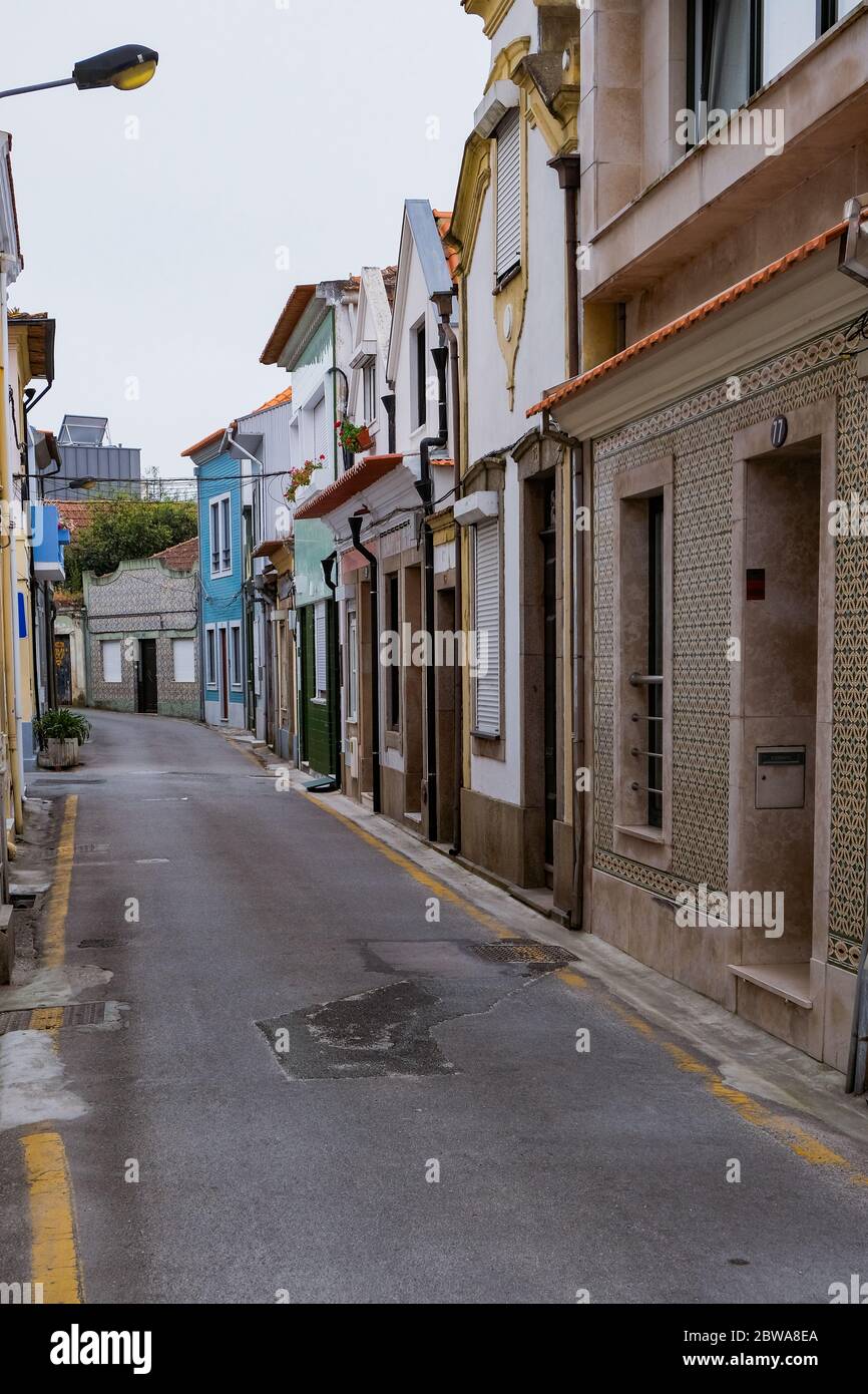 Straße mit traditionellen Häusern mit Fliesen 'Azulejos' Fassade in Aveiro, Portugal Stockfoto