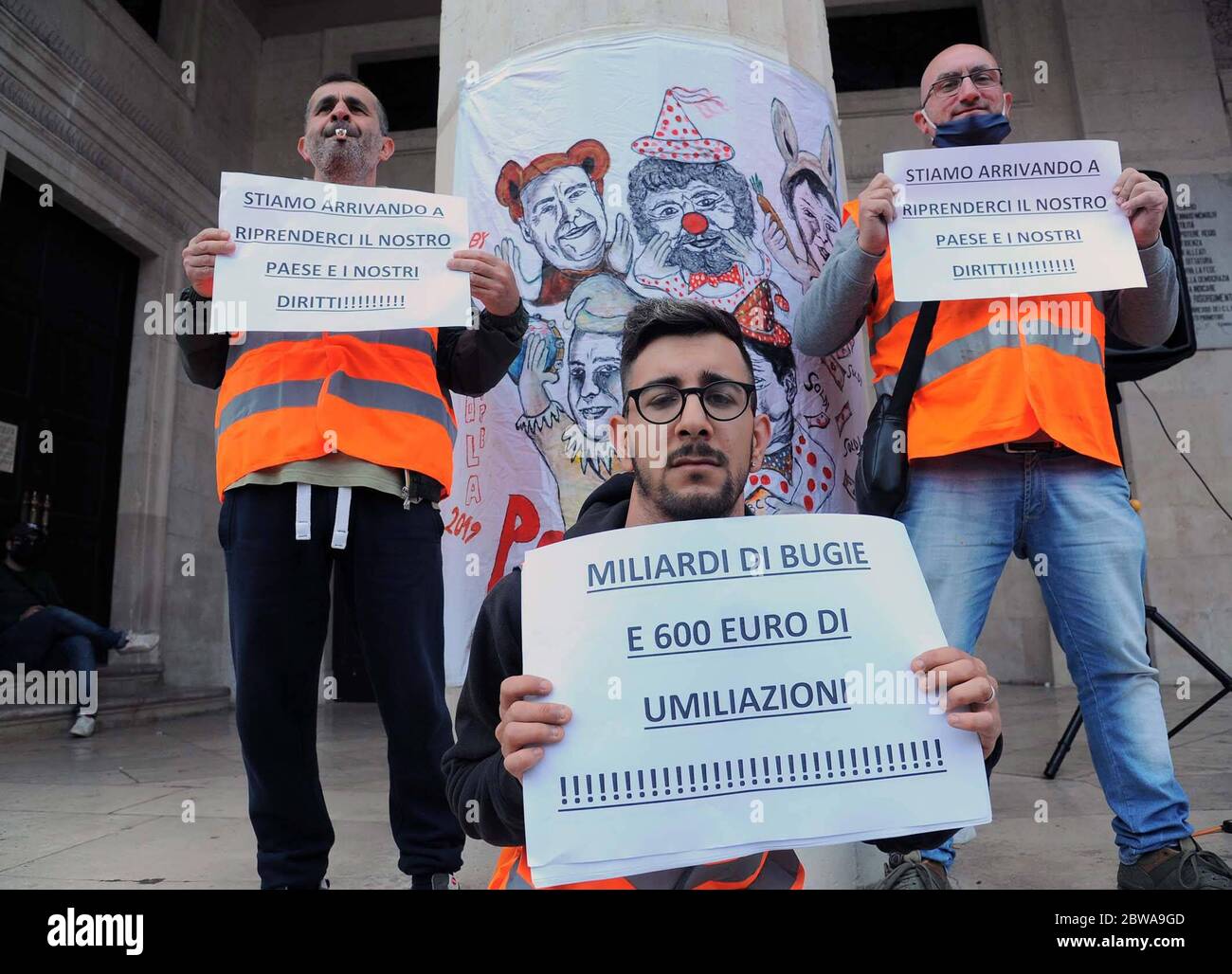 VERANSTALTUNG DER BEWEGUNG DER ORANGEFARBENEN WESTEN GEGEN DIE REGIERUNG CONTE IN PIAZZA DELLA LIBERTA ' (SAVERIO DE GIGLIO/Fotograf, BARI - 2020-05-31) p.s. la foto e' utilizabile nel rispetto del contesto in cui e' stata scattata, e senza intento diffamatorio del decoro delle persone rappresentate Stockfoto