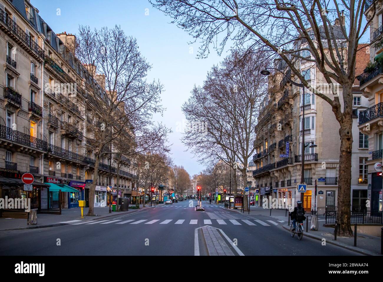 Paris, Frankreich - 26. März 2020: Restaurant, Brasserie und Bar am Boulevard Saint Germain sind wegen der Coronavirus COVID19-Epidemie in Paris geschlossen. Stockfoto