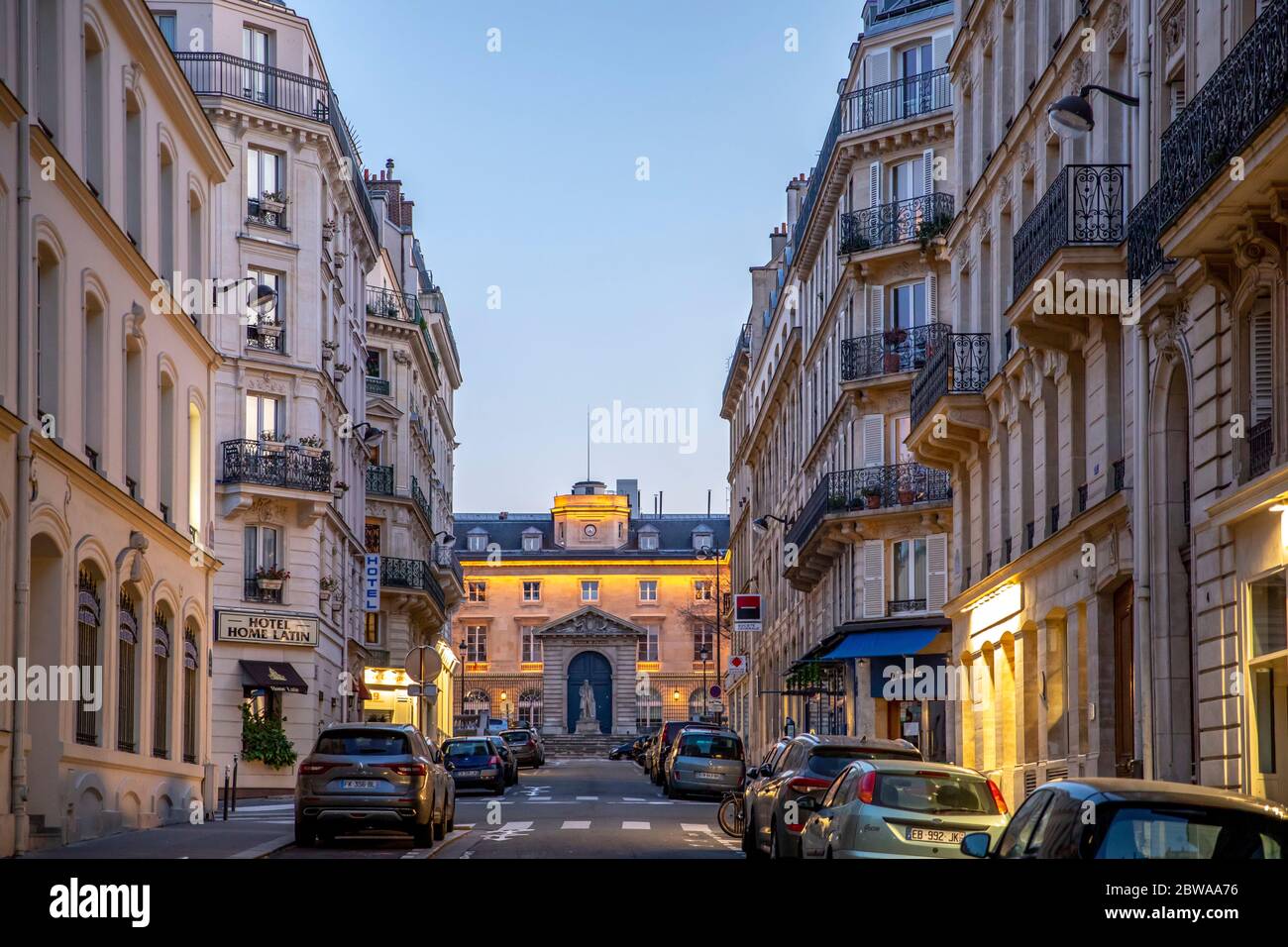 Paris, Frankreich - 26. März 2020: Typische Haussmann-Gebäude mit Senatshintergrund. Die Straße ist leer wegen der Epidemie des Coronavirus COVID19 in Paris Stockfoto