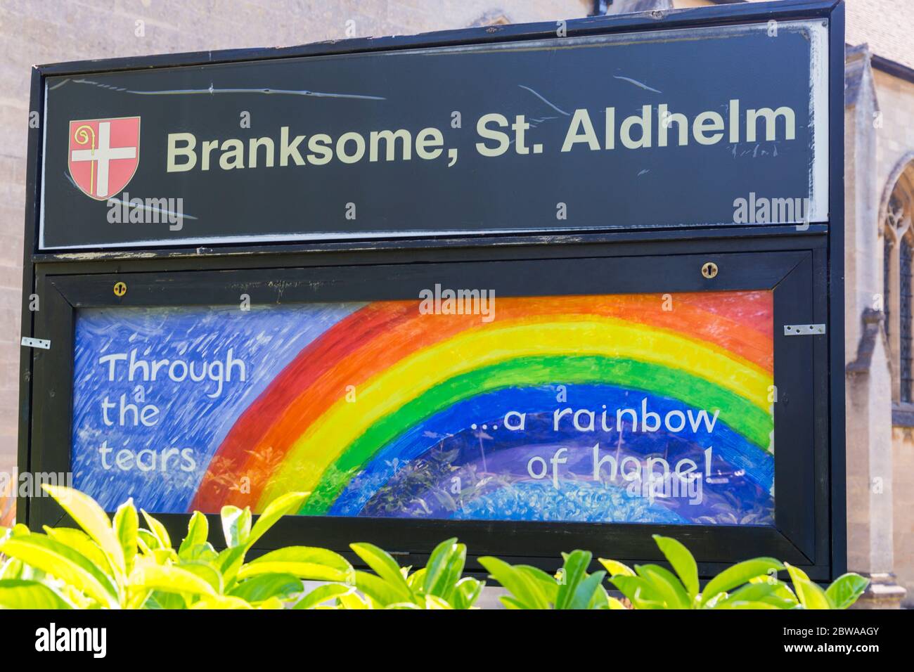 Poole, Dorset, Großbritannien. Mai 2020. Durch die Tränen ein Regenbogen der Hoffnung Zeichen in St. Aldhelm's Church, Branksome, Poole - positive Botschaft während Coronavirus Covid 19 Pandemie gesperrt. Quelle: Carolyn Jenkins/Alamy Live News Stockfoto