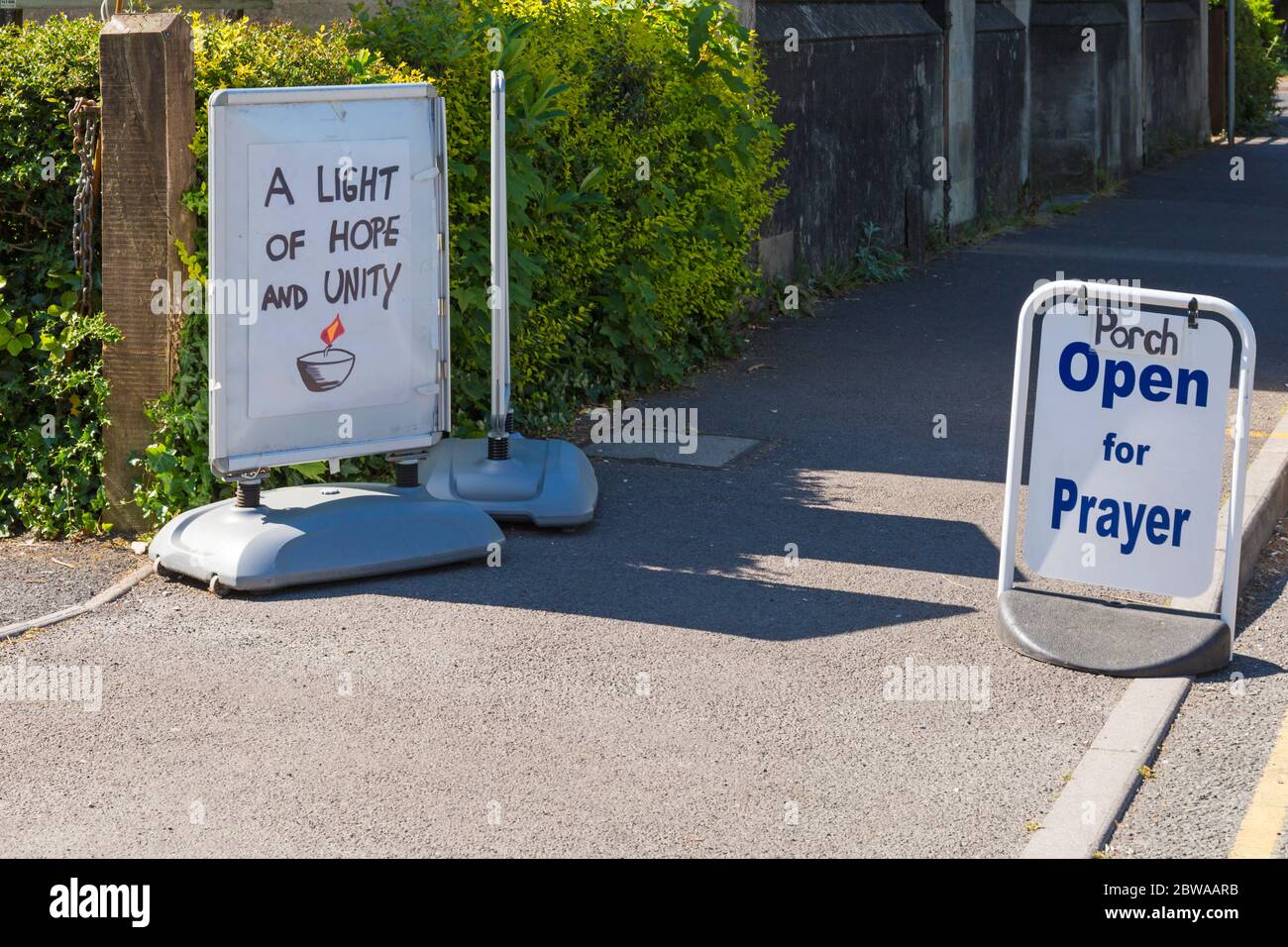 Poole, Dorset, Großbritannien. Mai 2020. Ein Licht der Hoffnung und der Einheit - Veranda offen für Gebetszeichen vor der Kirche St. Aldhelm, Branksome, Poole während Coronavirus Covid 19 Pandemie gesperrt. Quelle: Carolyn Jenkins/Alamy Live News Stockfoto