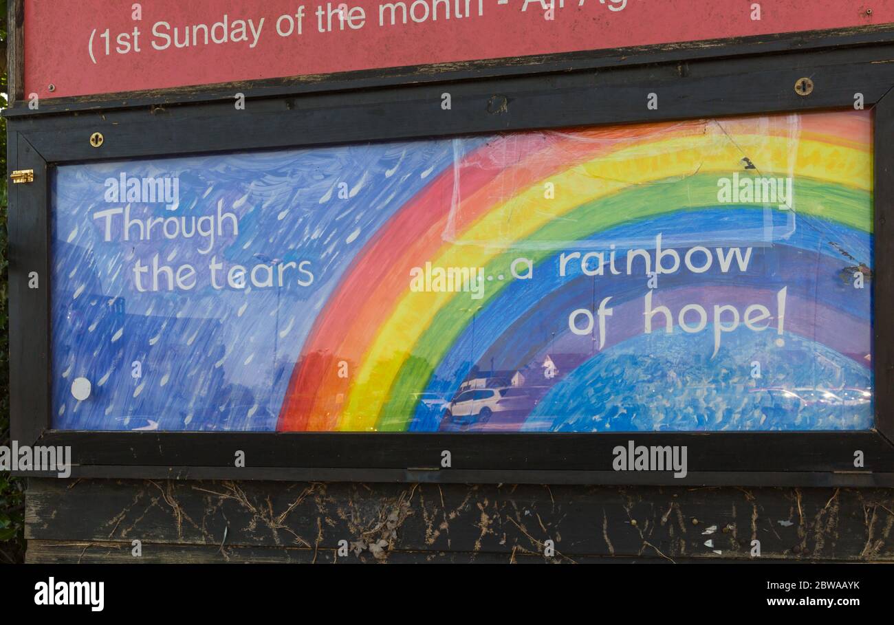 Poole, Dorset, Großbritannien. Mai 2020. Durch die Tränen ein Regenbogen der Hoffnung Zeichen in St. Aldhelm's Church, Branksome, Poole - positive Botschaft während Coronavirus Covid 19 Pandemie gesperrt. Quelle: Carolyn Jenkins/Alamy Live News Stockfoto