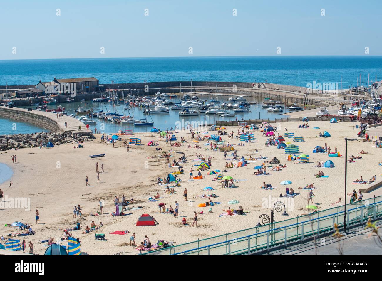 Lyme Regis, Dorset, Großbritannien. Mai 2020. Wetter in Großbritannien. Der Badeort Lyme Regis war von beschäftigt 10.30 als Familien und Strandgänger strömten früh an den Strand, um einen Platz am Strand zu sichern, um einen Tag der sozial distanzierten Sonnenbaden an einem Tag der sengenden heißen Sonne und strahlend blauen Himmel genießen. Kredit: Celia McMahon/Alamy Live News Stockfoto