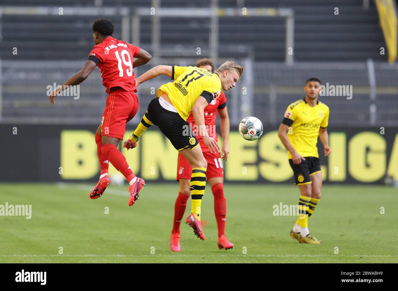 Signal Iduna Park Dortmund Deutschland, 26.05.2020, Fußball: Bundesliga-Saison 2019/20 Spieltag 28, Borussia Dortmund (BVB, gelb) gegen FC Bayern München (FCB, rot) - Alphonso Davies (FCB), Erling Haaland (BVB). Aufgrund des Corona-Virus werden in leeren Stadien ohne Zuschauer pandemische bundesligaspiele gespielt. Quelle: Jürgen Fromme/firosportphoto/POOL/Kolvenbach die DFL-Bestimmungen verbieten die Verwendung von Fotografien als Bildsequenzen und/oder quasi-Video. Stockfoto