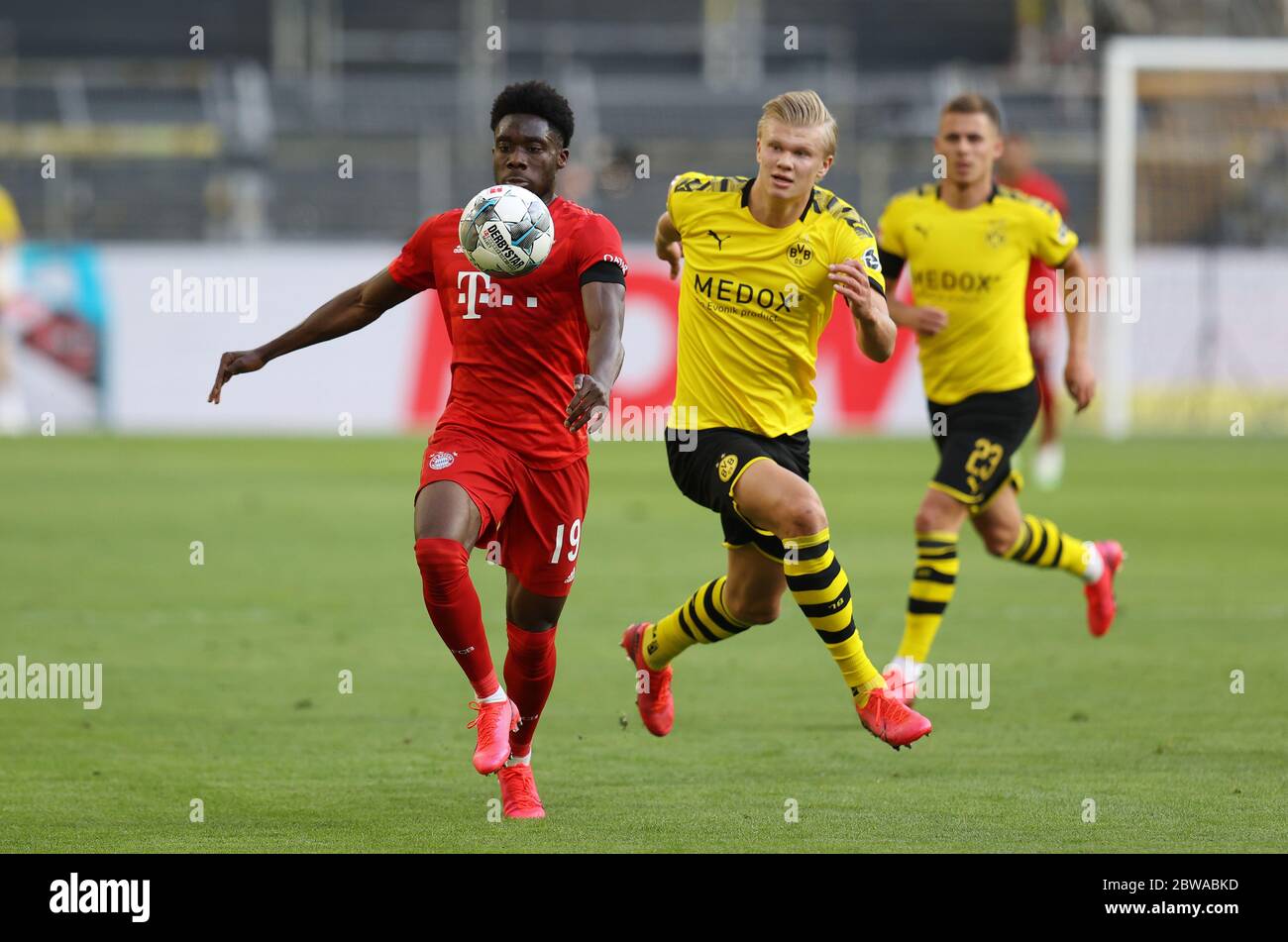 Signal Iduna Park Dortmund Deutschland, 26.05.2020, Fußball: Bundesliga-Saison 2019/20 Spieltag 28, Borussia Dortmund (BVB, gelb) gegen FC Bayern München (FCB, rot) - Alphonso Davies (FCB), Erling Haaland (BVB). Aufgrund des Corona-Virus werden die deutschen Ligaspiele in leeren Stadien ohne Zuschauer gespielt. Quelle: Jürgen Fromme/firosportphoto/POOL/Kolvenbach die DFL-Bestimmungen verbieten die Verwendung von Fotos als Bildsequenzen und/oder quasi-Video. Stockfoto