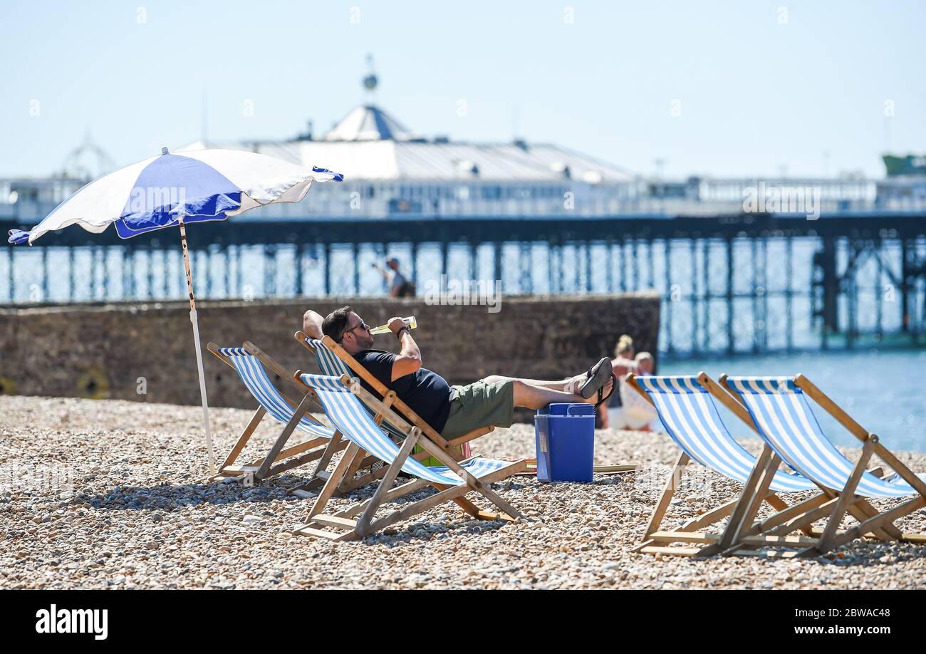 Brighton UK 31. Mai 2020 - Zeit für ein Bier an einem weiteren schönen sonnigen Tag am Brighton Strand während der Coronavirus COVID-19 Pandemie Krise . Quelle: Simon Dack / Alamy Live News Stockfoto