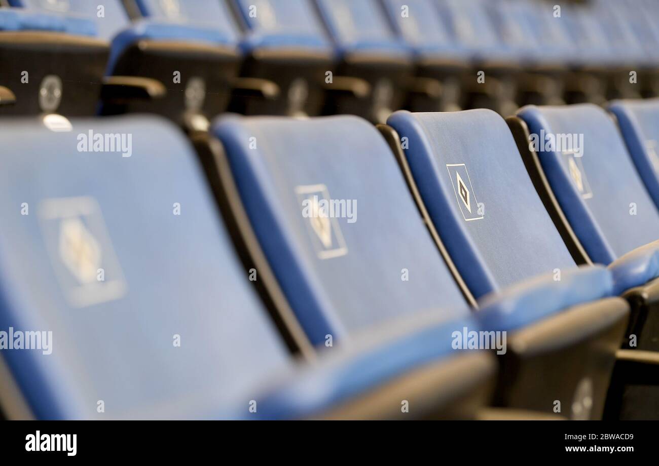 Karlsruhe, Deutschland. Mai 2020. Fußball 2. Bundesliga, 29. Spieltag, Hamburger SV - SV Wehen Wiesbaden im Volksparkstadion. Blick in die leeren Sitzreihen, bevor das Spiel beginnt. Kredit: Stuart Franklin/Getty Images Europe/Pool/dpa - WICHTIGER HINWEIS: Gemäß den Bestimmungen der DFL Deutsche Fußball Liga und des DFB Deutscher Fußball-Bund ist es untersagt, im Stadion und/oder aus dem Spiel fotografierte Aufnahmen in Form von Sequenzbildern und/oder videoähnlichen Fotoserien zu nutzen oder ausgenutzt zu haben./dpa/Alamy Live News Stockfoto