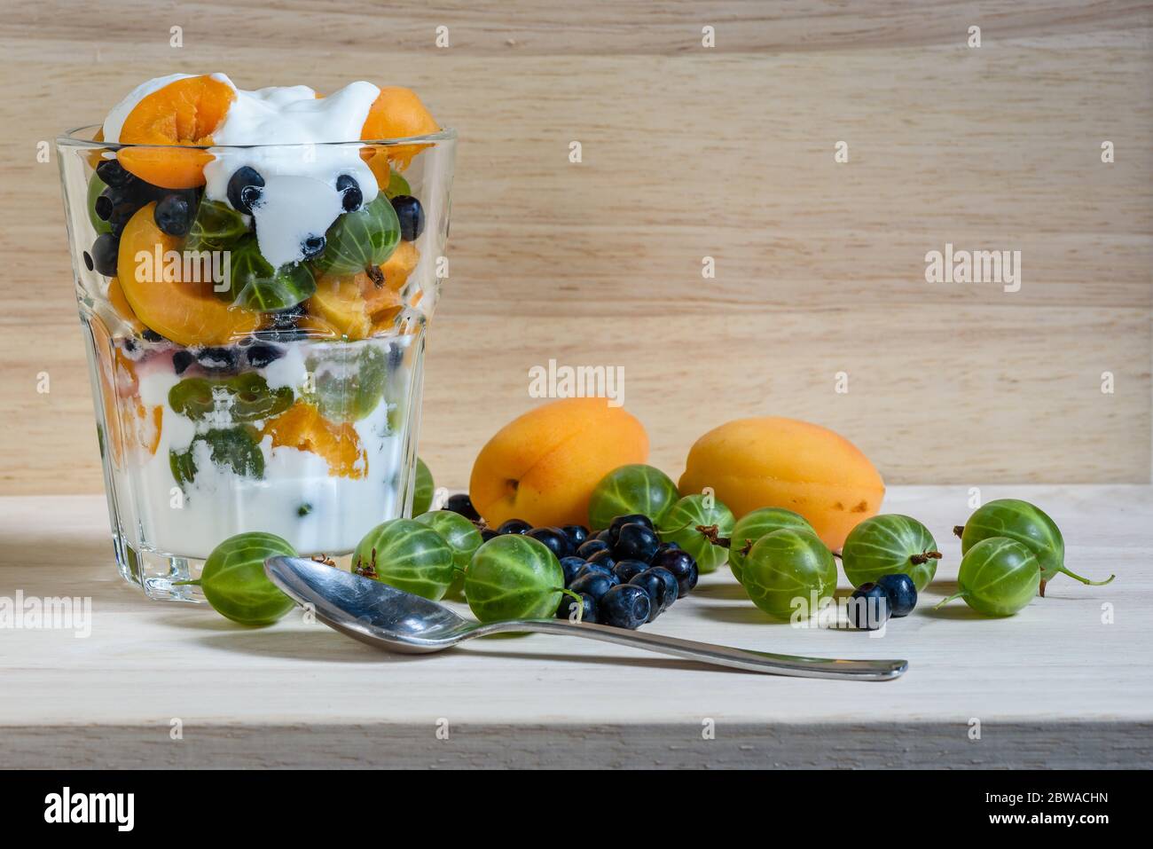 Sommer Obst und Beeren Dessert mit Sahne. Stockfoto