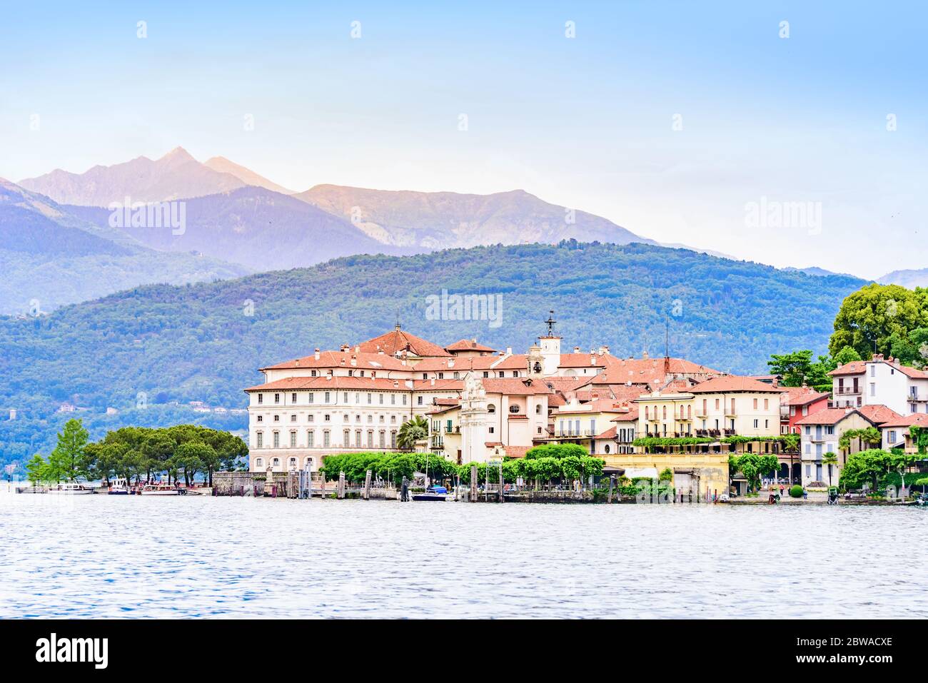 Isola Bella - Fischerhafen in Maggiore See mit Bergen im Hintergrund, Borromäischen Inseln (Isole Borromee), Stresa, Piemont, Norditalien Stockfoto