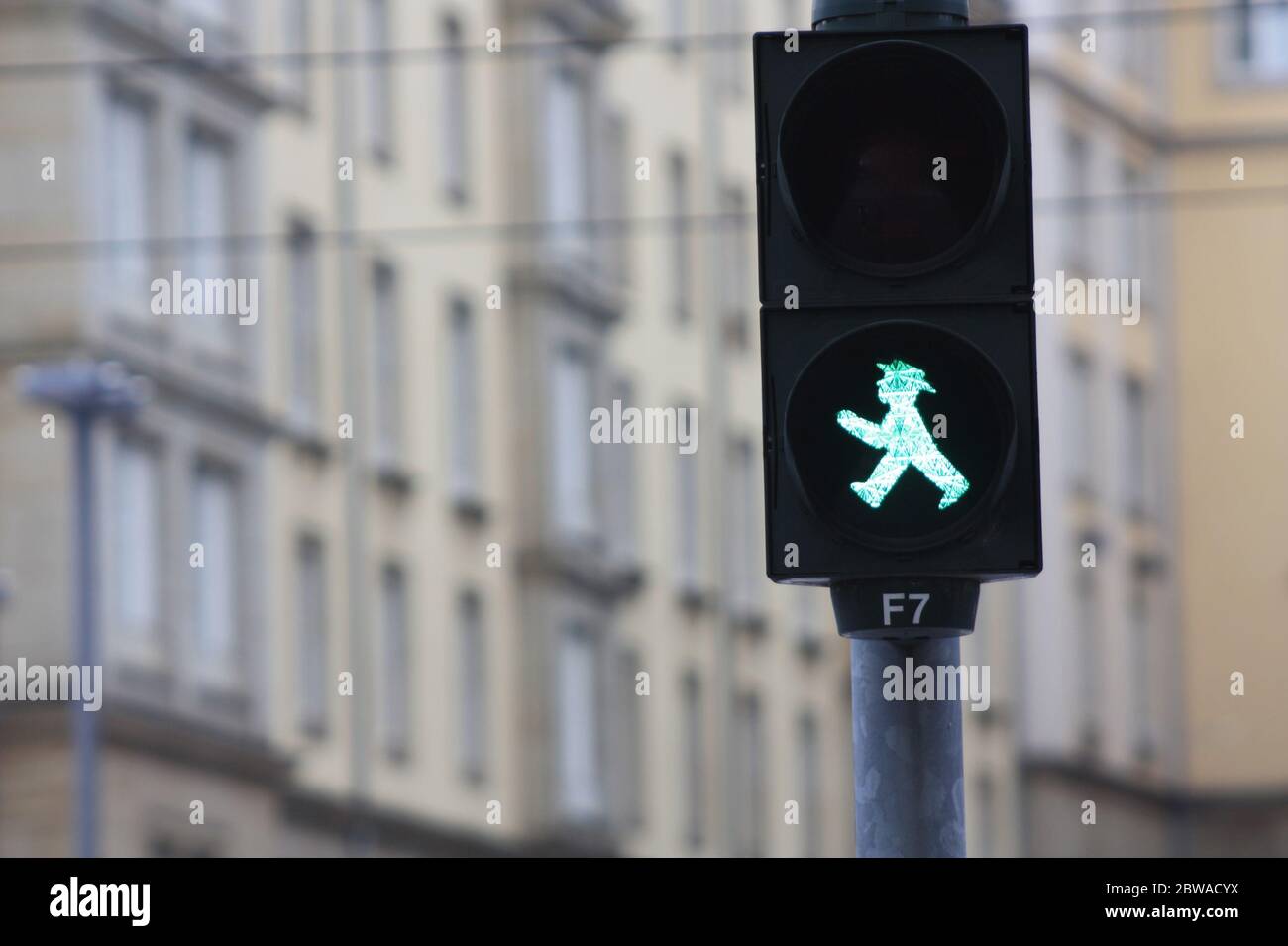 Grünes Ampelmann-Fußgängersignal auf einer Straße im ehemaligen Ostberlin in Deutschland Stockfoto
