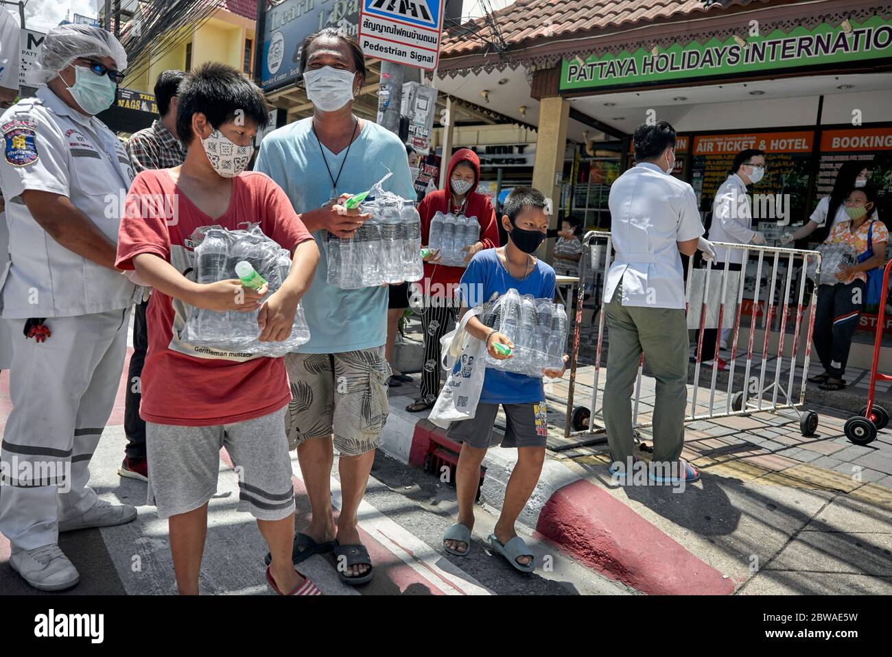 Covid-19 Lebensmittel. Kostenlose Nahrungsmittelüberreichung an Menschen in Not aufgrund von Einkommensverlusten durch Coronavirus, die von lokalen Unternehmen in Pattaya Thailand Asien finanziert werden Stockfoto