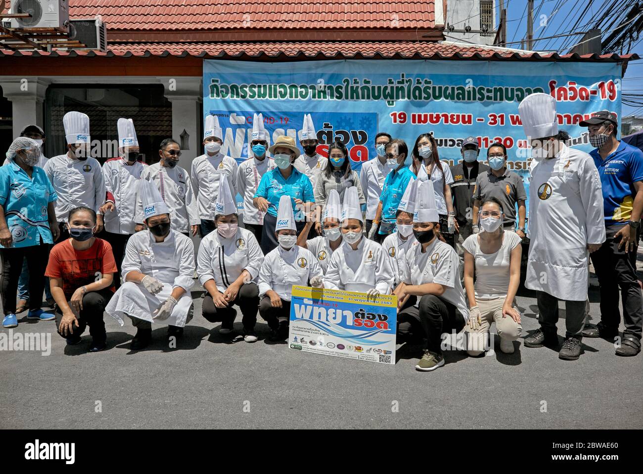 Covid-19 Essen. Gruppe von Köchen, die bei der Bereitstellung von kostenlosen Lebensmitteln Handout für Menschen in Not aufgrund von Einkommensverlusten durch Coronavirus Thailand geholfen Stockfoto