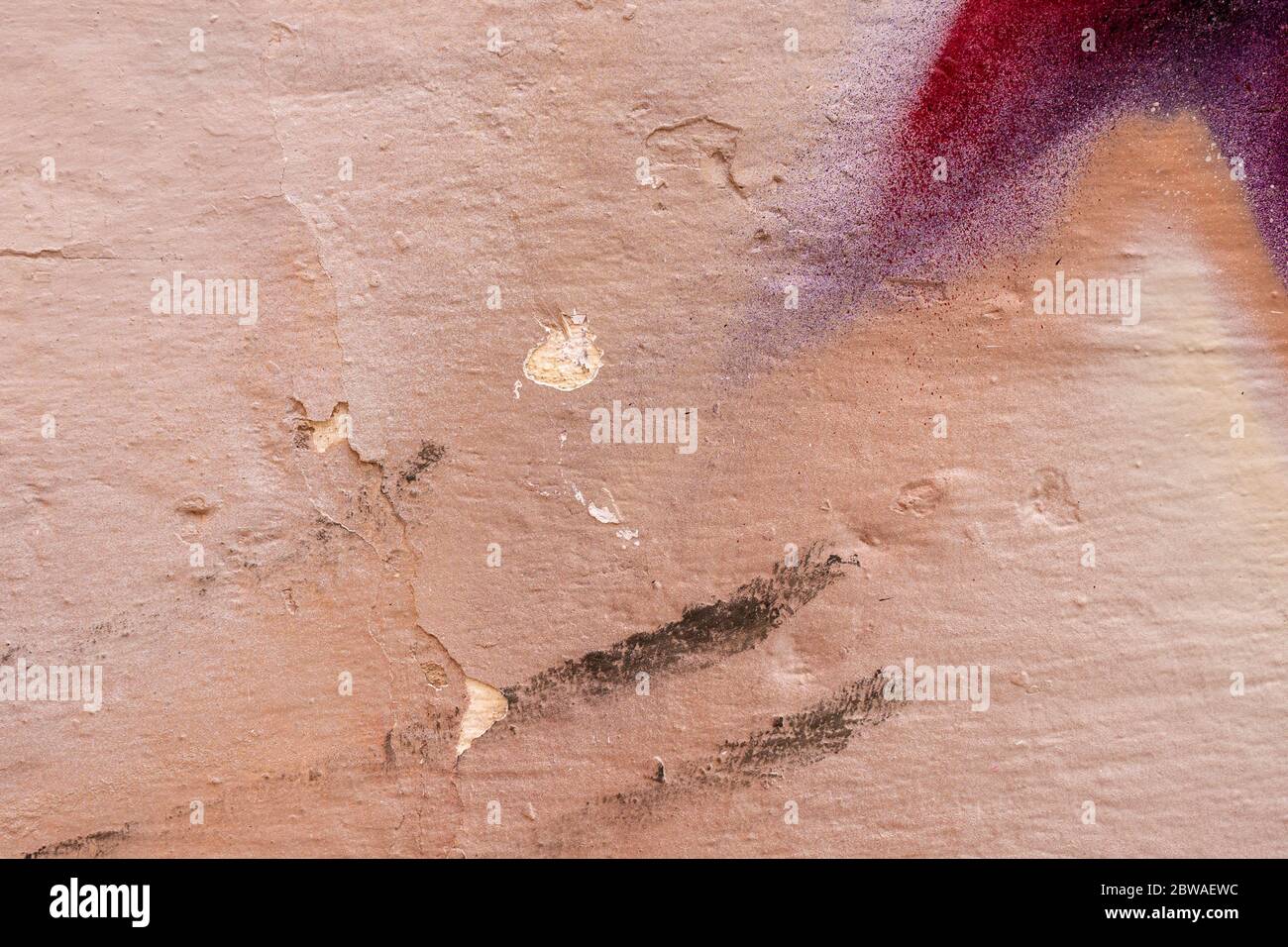 Weiße schmutzige Wand mit Rissen und abgebroschter Farbe. Sprühen Sie die Graffiti-Textur Street Art Hintergrund. Stockfoto