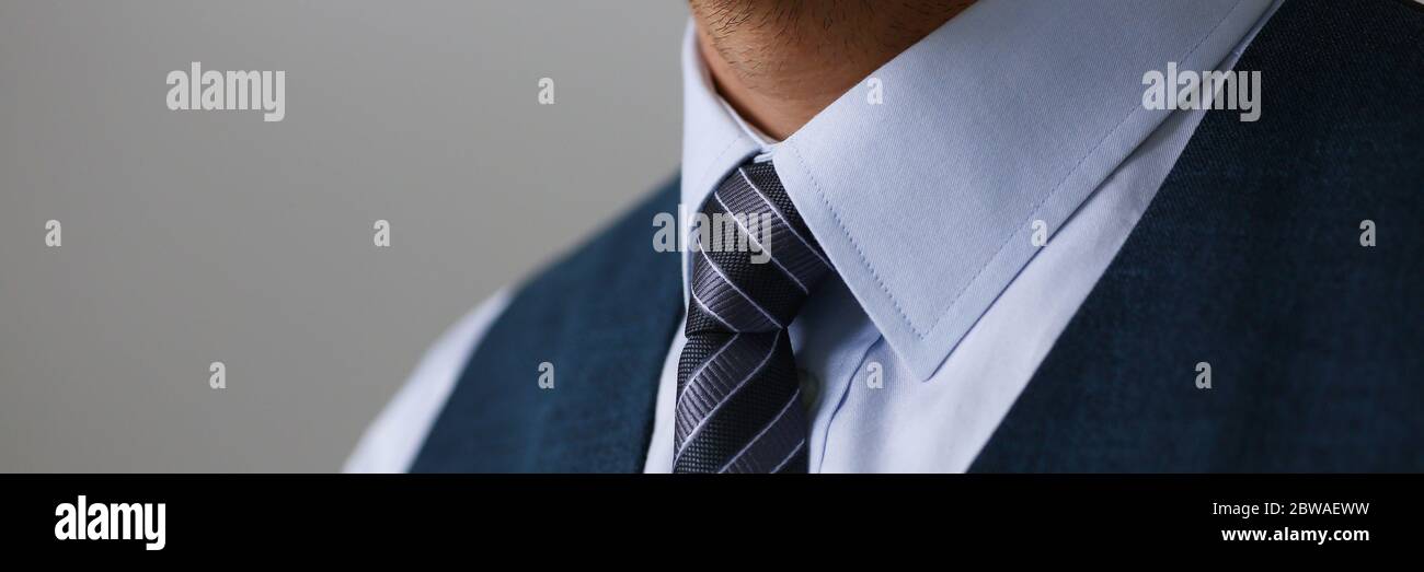 Blauer anzug schwarze krawatte