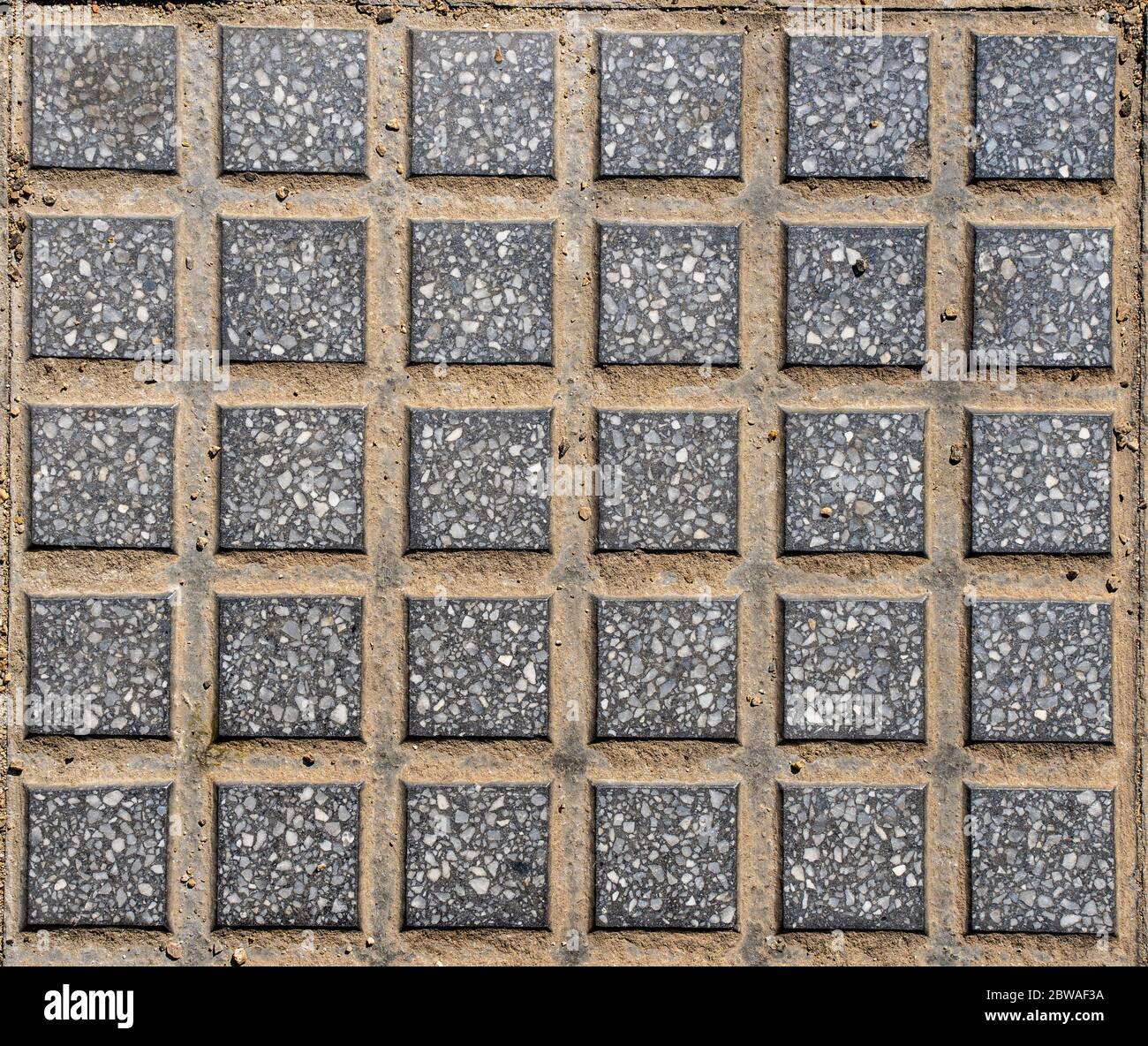 Bürgersteig Hintergrund. Graue quadratische Fliesen. Nahtlose Textur. Draufsicht. Stockfoto