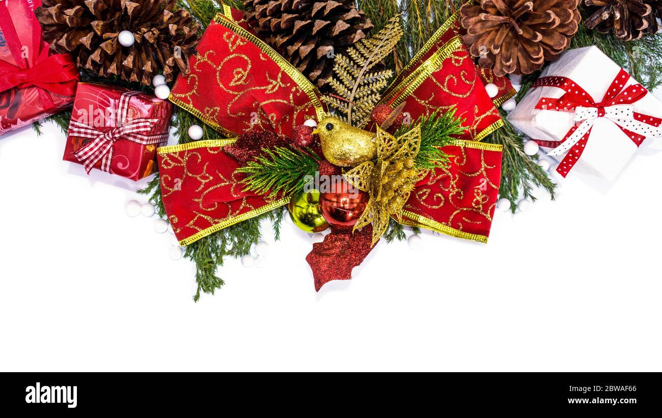 Weihnachtshintergrund mit Tannenzapfen, Tannenzweigen, Geschenkbox und Dekoration auf weißem Hintergrund. Draufsicht mit Kopierbereich. Stockfoto