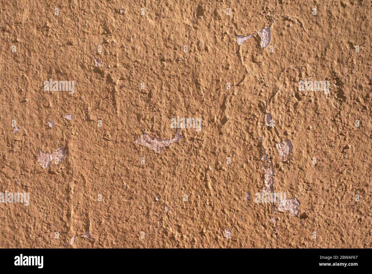 Gelbe Senf raue Stuckwandstruktur mit geschälter Farbe Stockfoto