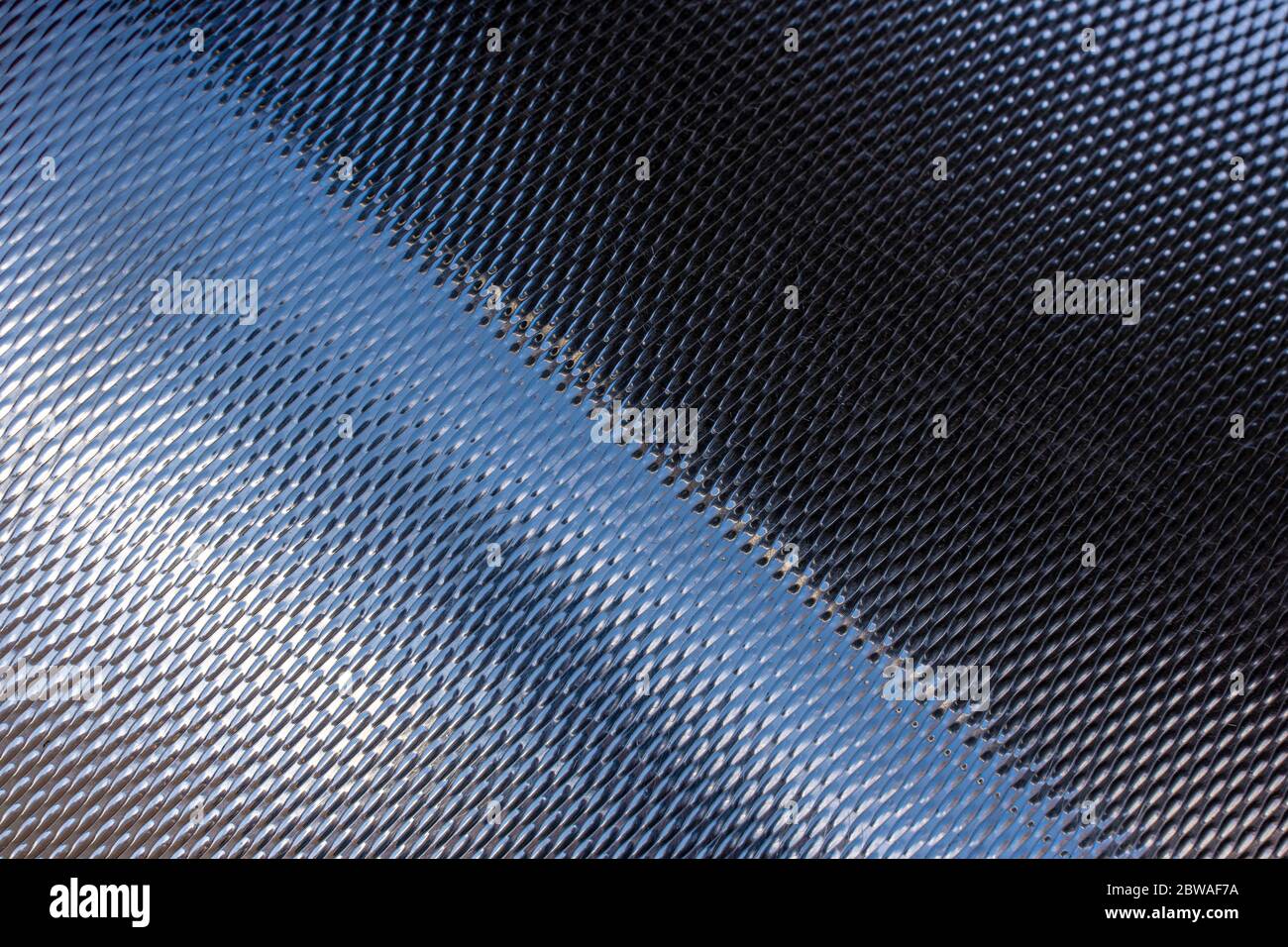Struktur mit Metallmuster. Gebogene Stahloberfläche mit Reflektion. Stockfoto