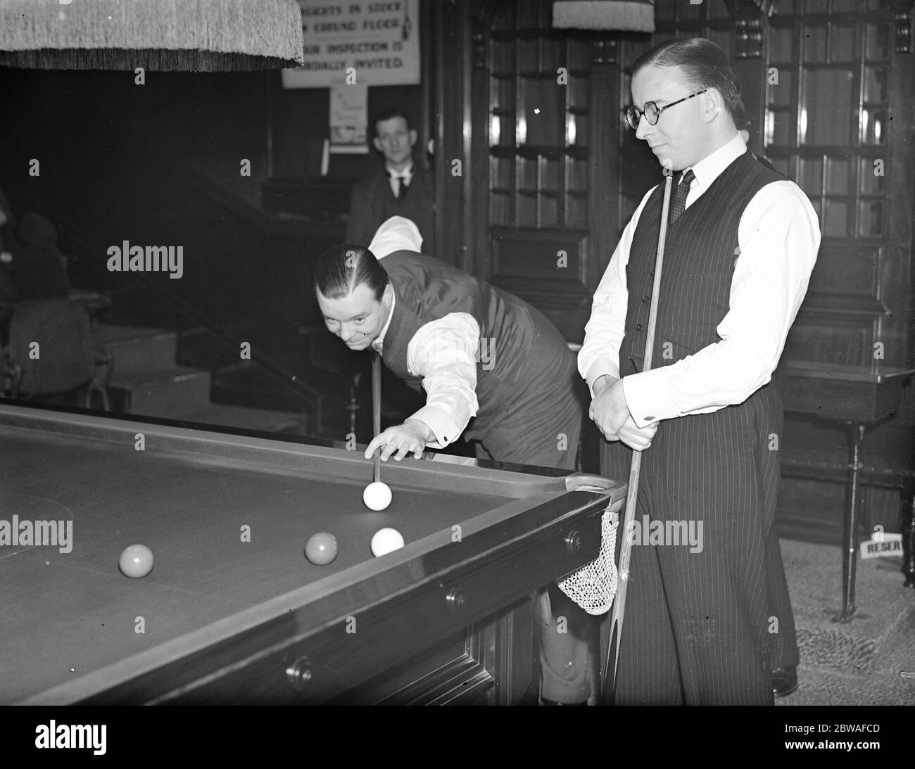 Professioneller Snooker ' World Championship Semi Final ' in Thurston ' s Joe Davis einen Schuss mit seinem gegnerischen Bruder Fred Blick auf 23. Februar 1939 Stockfoto