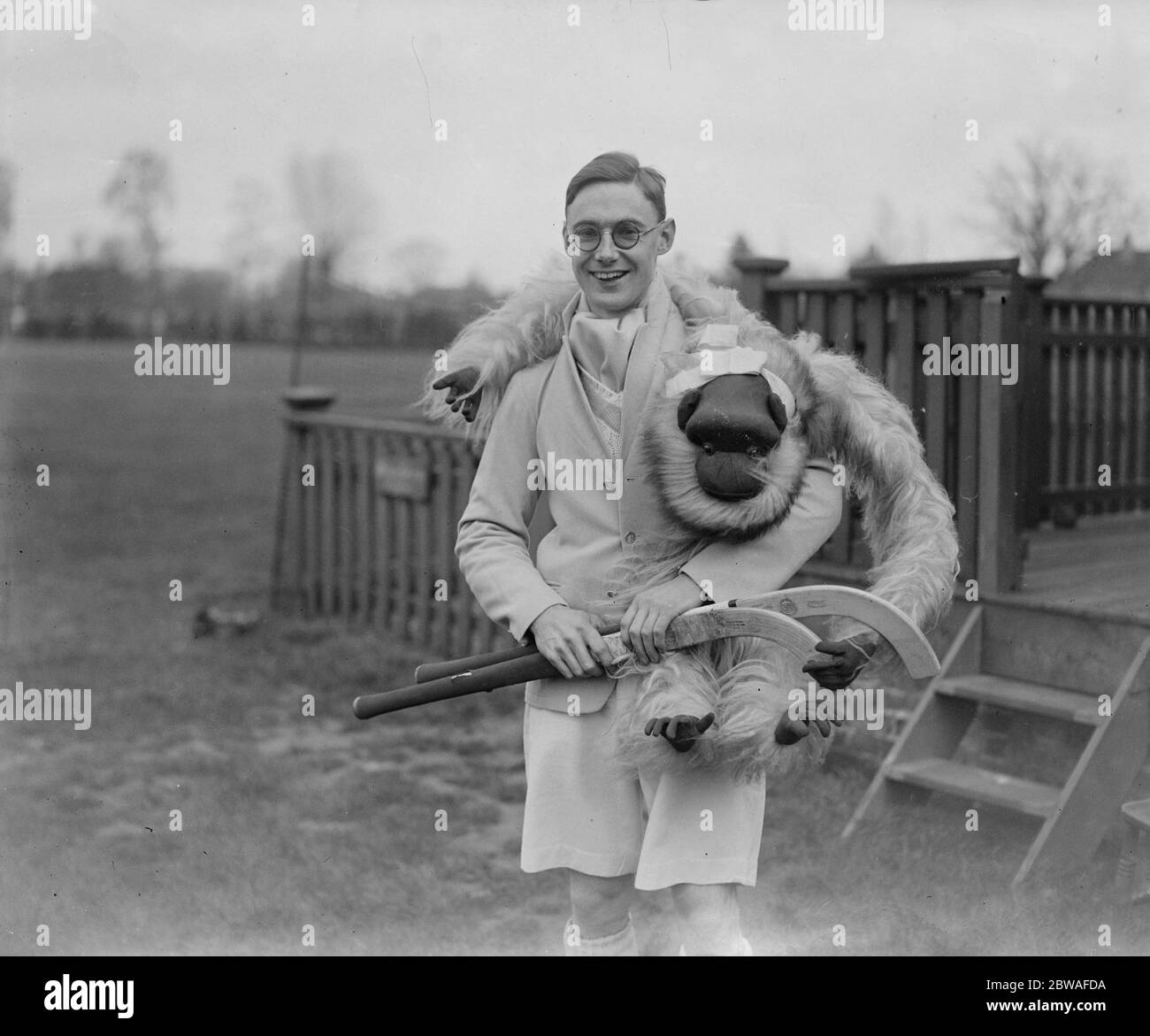 Varsity Hockey in Beckenham, Oxford gegen Cambridge, JA H Wolfe, die Cambridge halb zurück 16 Februar 1935 Stockfoto