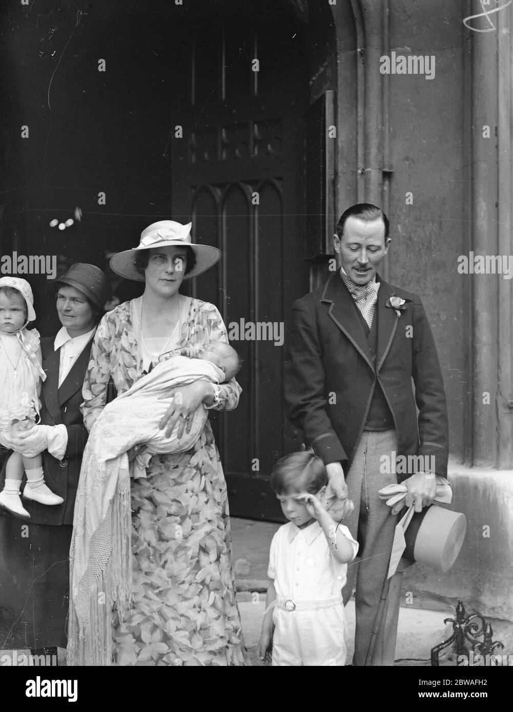 Die Taufe fand in St Margaret ' s Kirche, Westminster, heute Nachmittag des Sohnes des Meisters von Gray und der ehrenwerten Frau Campbell - Gray. Bild zeigt ; die Taufe Partei in der Kirche , der Meister von Gray , Krankenschwester und Baby und die ehrenwerte Frau Campbell - Gray und ihre beiden anderen Kinder . August 1934 Stockfoto