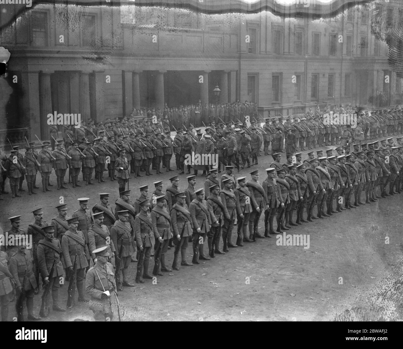 Lord Kitchener inspiziert die City of London National Guards . Lord Kitchener 24. Juni 1850 - 5. Juni 1916 Stockfoto