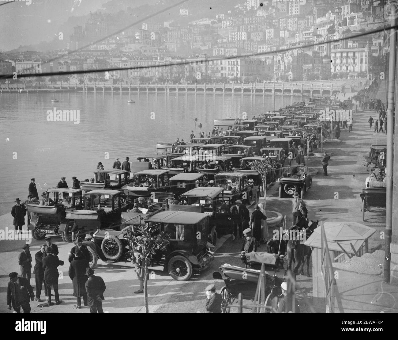 Die große Flotte von Autos auf dem Kai in Monte Carlo zum Zweck der Förderung von Touristen rund um die Sehenswürdigkeiten Februar 1925 Stockfoto