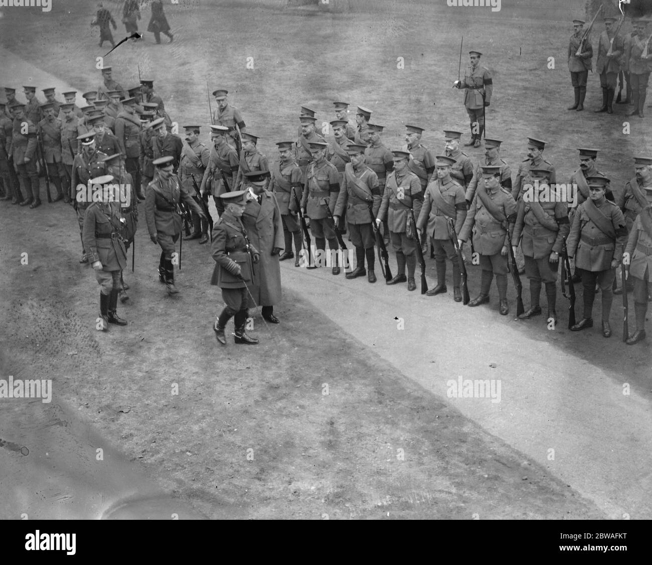 Lord Kitchener (24. Juni 1850 - 5. Juni 1916) inspiziert die City of London National Guards . Datum unbekannt, aber vor dem 5. Juni 1916 Stockfoto