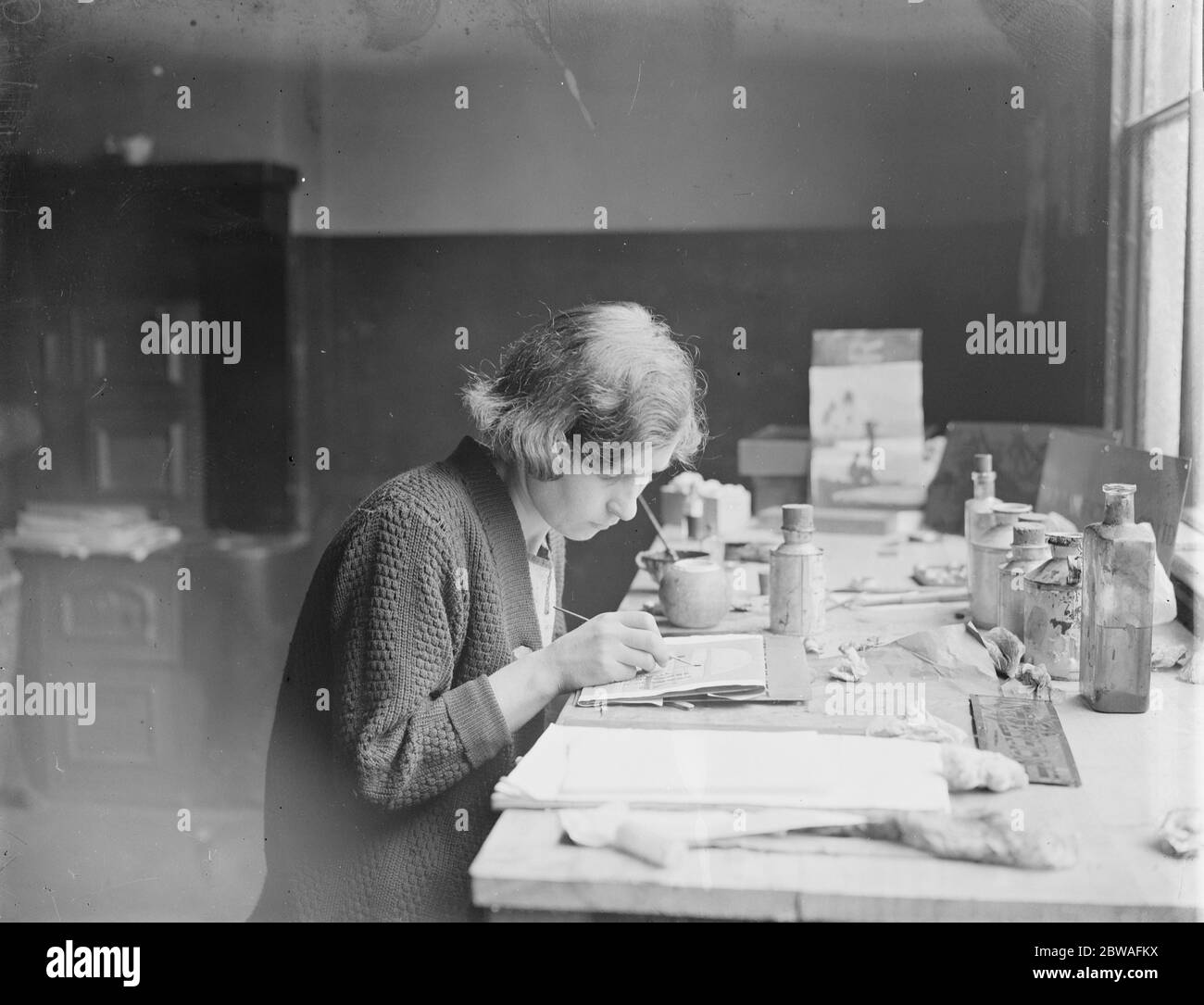 Die Herstellung von dekorativen Edelstahl-Ornamenten von Arbeiterinnen in Birmingham Etching mit Hilfe von Acid 8 September 1925 Stockfoto