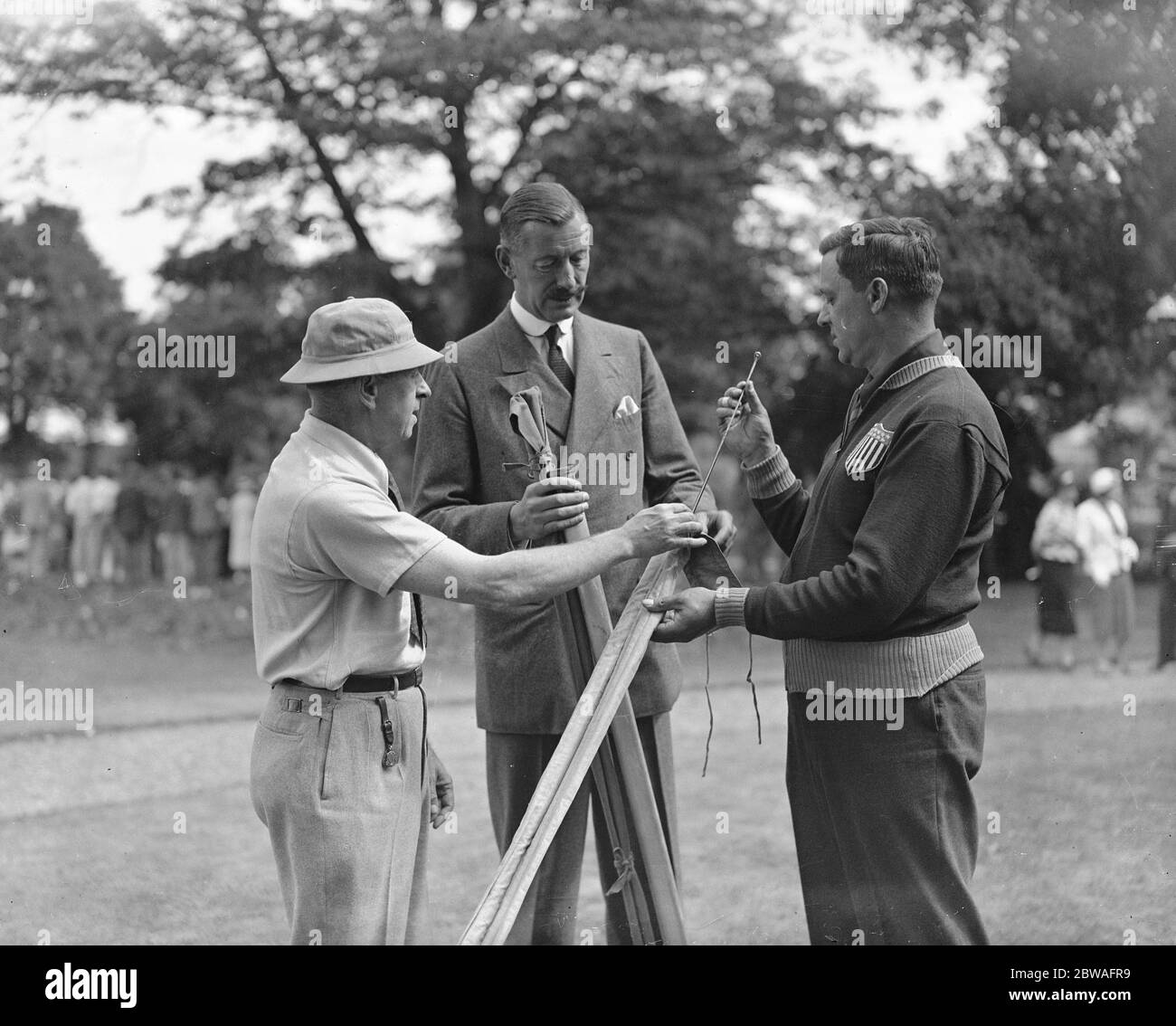 Flycasting Turnier in Ranelagh . Von links nach rechts: Herr Arthur New (USA), Lord Glenusk, und Herr Mervyn Redge (Weltmeister Forellen Fliegenguss mit 151 Fuß, von Amerika). Stockfoto