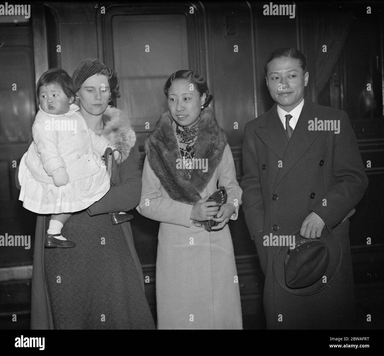 In Euston . Prinzessin Jun Ho, mit ihrem Mann und Baby, bei ihrer Abreise der Prinzessin Bruder, Pu Yi, Kaiser von Manchukuo beitreten. Sie sind seit zwei Jahren als Herr und Frau Cheng in England, in der Obhut von Sir Reginald Johnston. 23 März 1934 Stockfoto