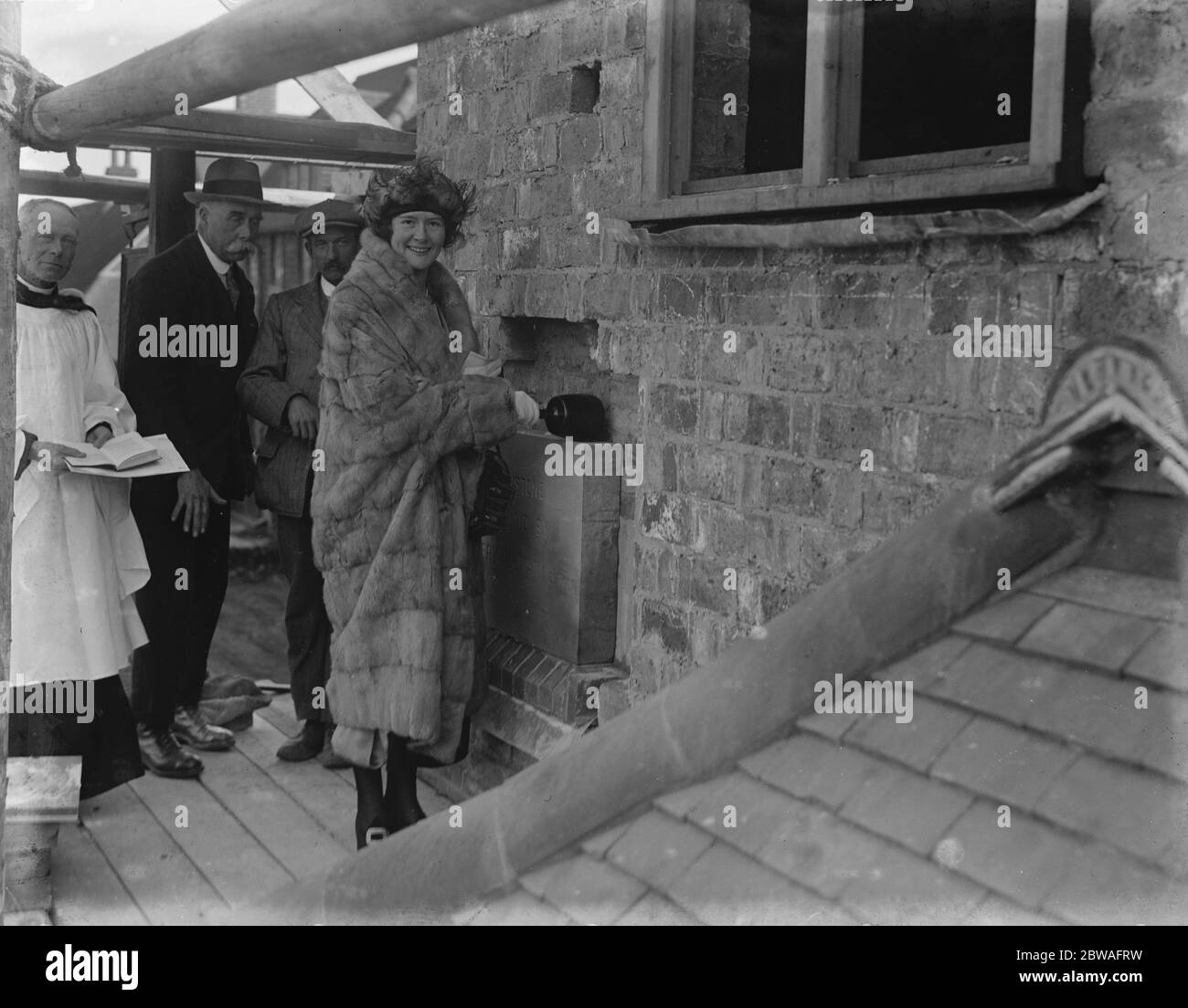 Frau Holman, Tochter von Sir Jesse und Lady Boot legt den Grundstein für den neuen Flügel an der Chailey Heritage School. Stockfoto