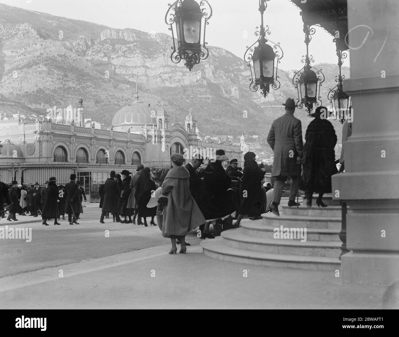 Monte Carlo , Monaco Szene vor dem Casino Januar 1923 Stockfoto