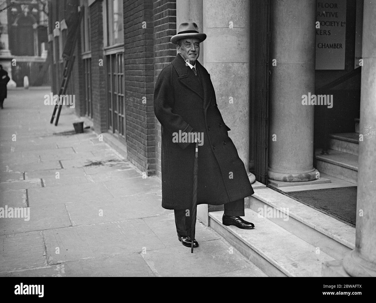 Arthur Henderson, MP, der Führer der Sozialistischen Partei, im Transport House, London, bei der Rückkehr ins Amt nach seiner jüngsten Krankheit abgebildet. 18. Januar 1932 Stockfoto