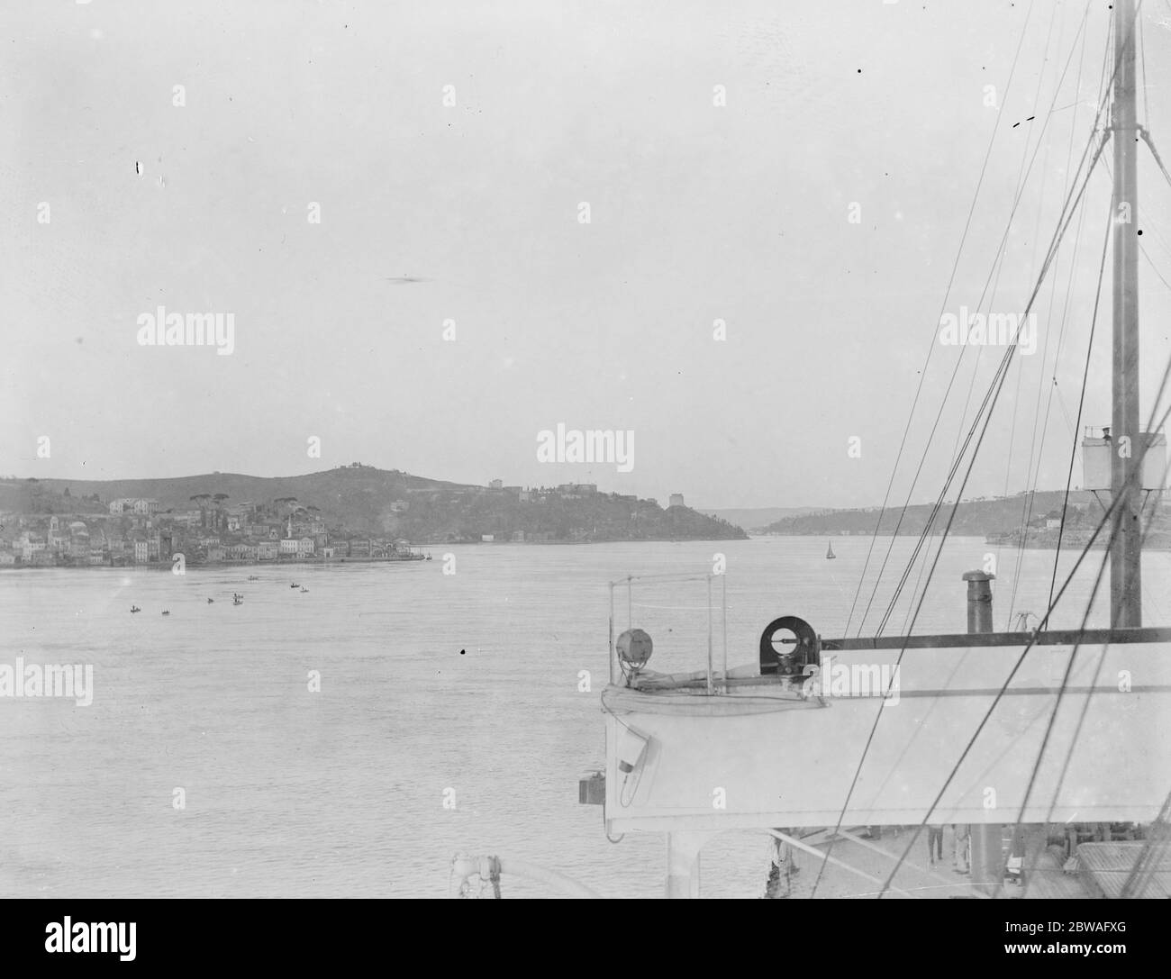 Eine interessante Ansicht des Bosporus, der links das europäische Ufer und rechts das asiatische Ufer im Februar 1925 zeigt Stockfoto