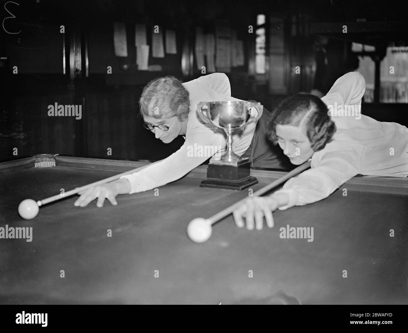 Frauen Amateur Billard Final (Südteil) in der Burwat Hall, Soho Square Miss Phillis (Worthing), links und Frau Lambert (Southampton) 6 April 1934 Stockfoto