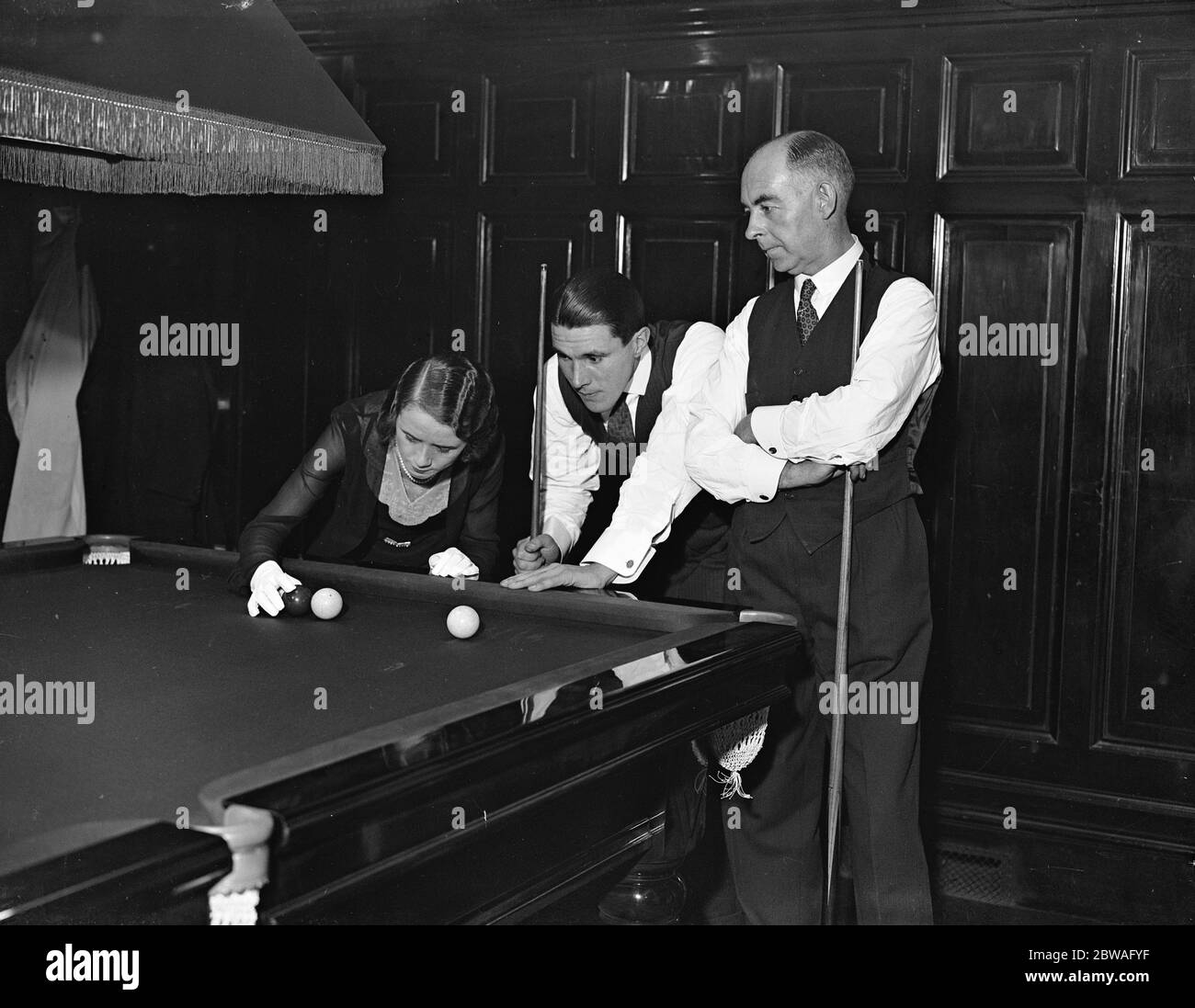 Mrs Ruth Harrison von Newcastle, fungiert als Marker in der Billard-Spiel bei Burrohes und Watts, zwischen Willie Smith und Sidney Smith (links) 17 Oktober 1932 19 Soho Square London Stockfoto