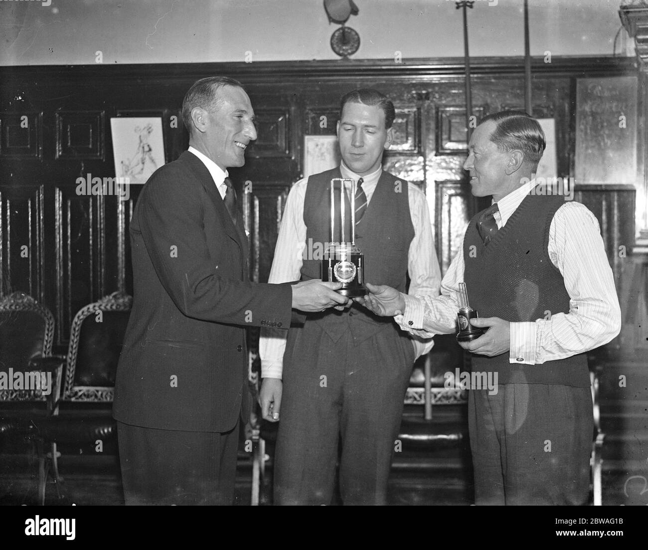 Cricketters Billard Championship in Burrohes Hall Jardine präsentiert den Pokal W E Astille (Leicestershire), Gewinner. ALF Gover ( Surrey ) , Zweiter in der Zeit zwischen 10. Januar 1936 Stockfoto