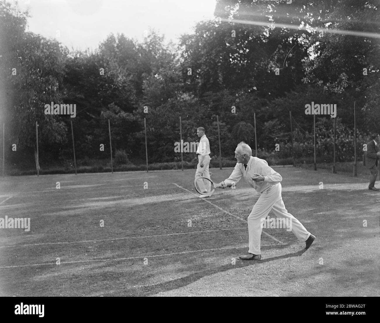 Der Bischof von London spielt Tennis im Fulham Palace. 26. Januar 1922 Stockfoto