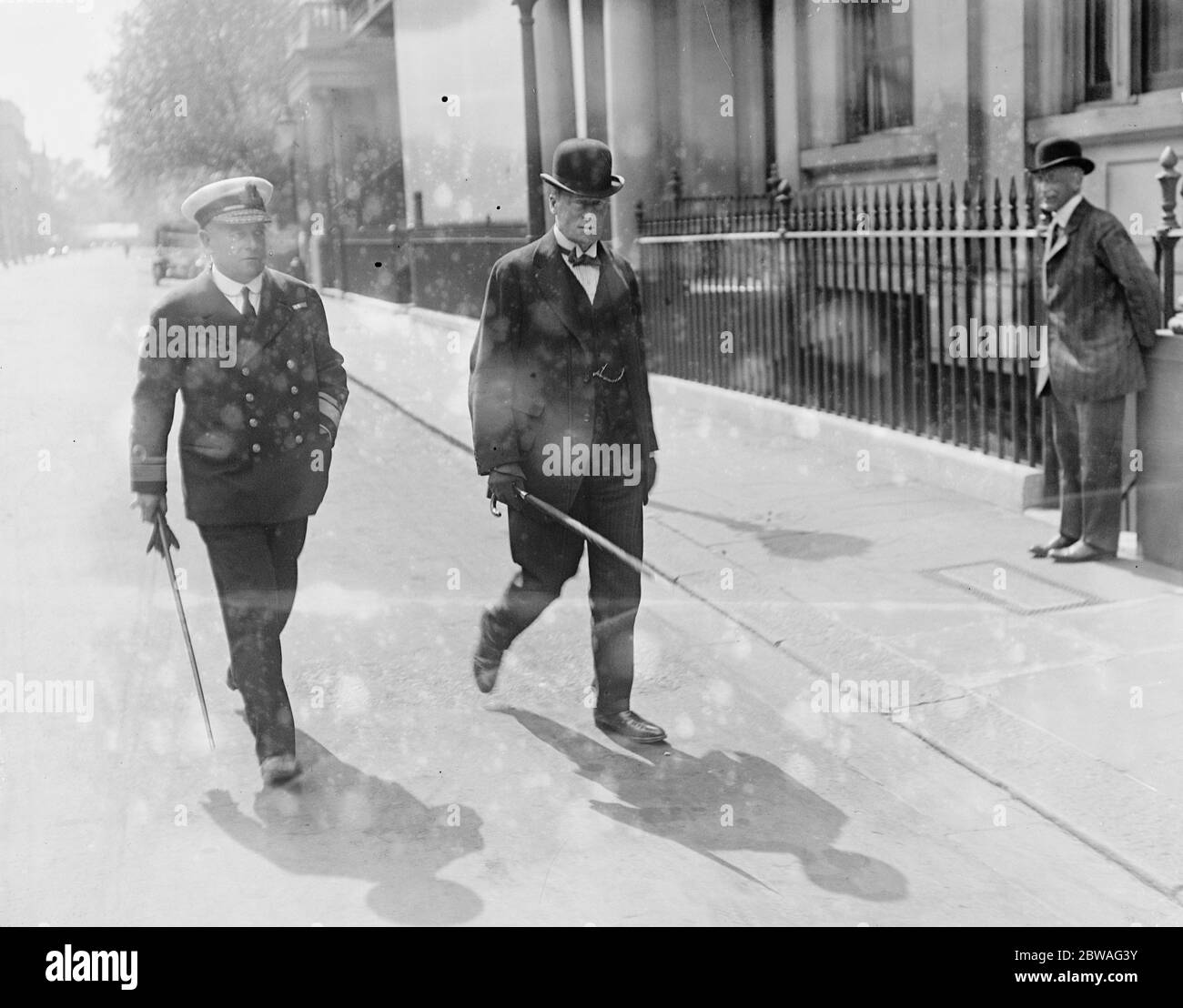 Erste Sitzung des Flugblattes . Admiral Vaughan Lee (in Uniform) und Admiral Tudor. 30. Oktober 1919 Stockfoto