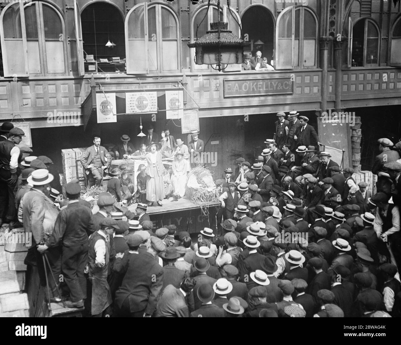 Miss Jose Collins singt den Trägern von Covent Garden mit Hilfe des Roten Kreuzes am 15. Juni 1917 Stockfoto