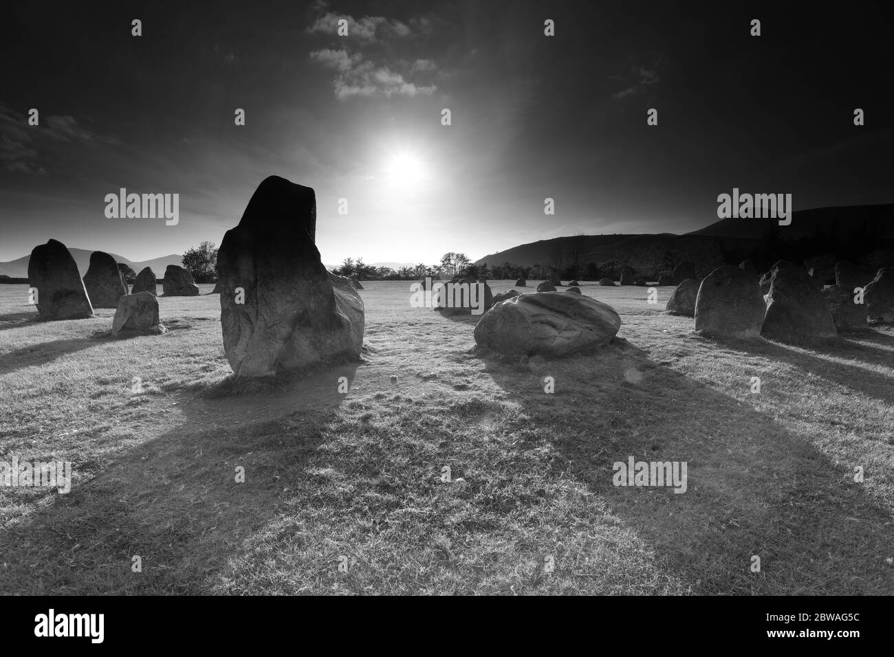 Schwarz-Weiß Silhouette Ansicht des Castlerigg Steinkreises im Abendlicht. Keswick, Lake District National Park, England, Großbritannien. Stockfoto