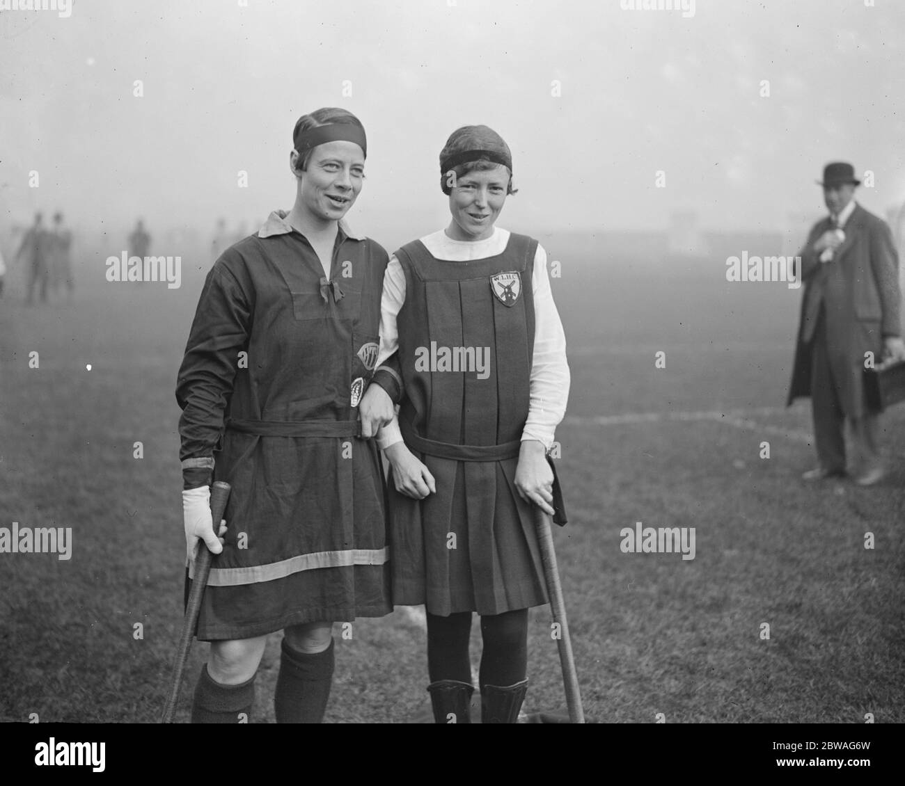 Internationale Hockey in Merton Abbey Fraulein Hambrook ( Harvestehude , Deutschland ) und Miss Begbie ( England ) 7 Oktober 1927 Stockfoto