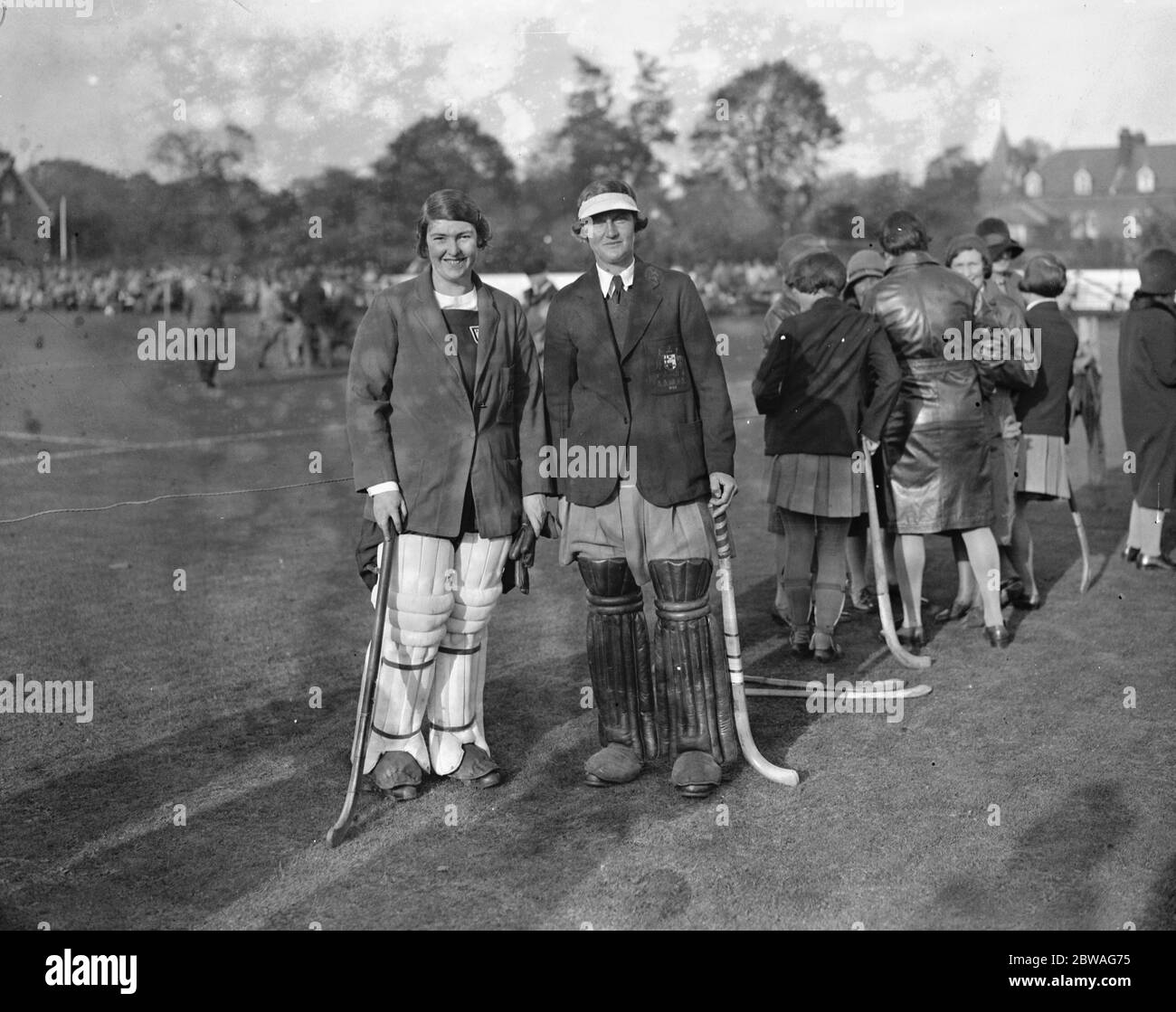England gegen Australien, Damen Hockey Sutton Miss W Brown (England Goalie), links und Miss Tazewell (Australian Goalie) 8 Oktober 1930 Stockfoto
