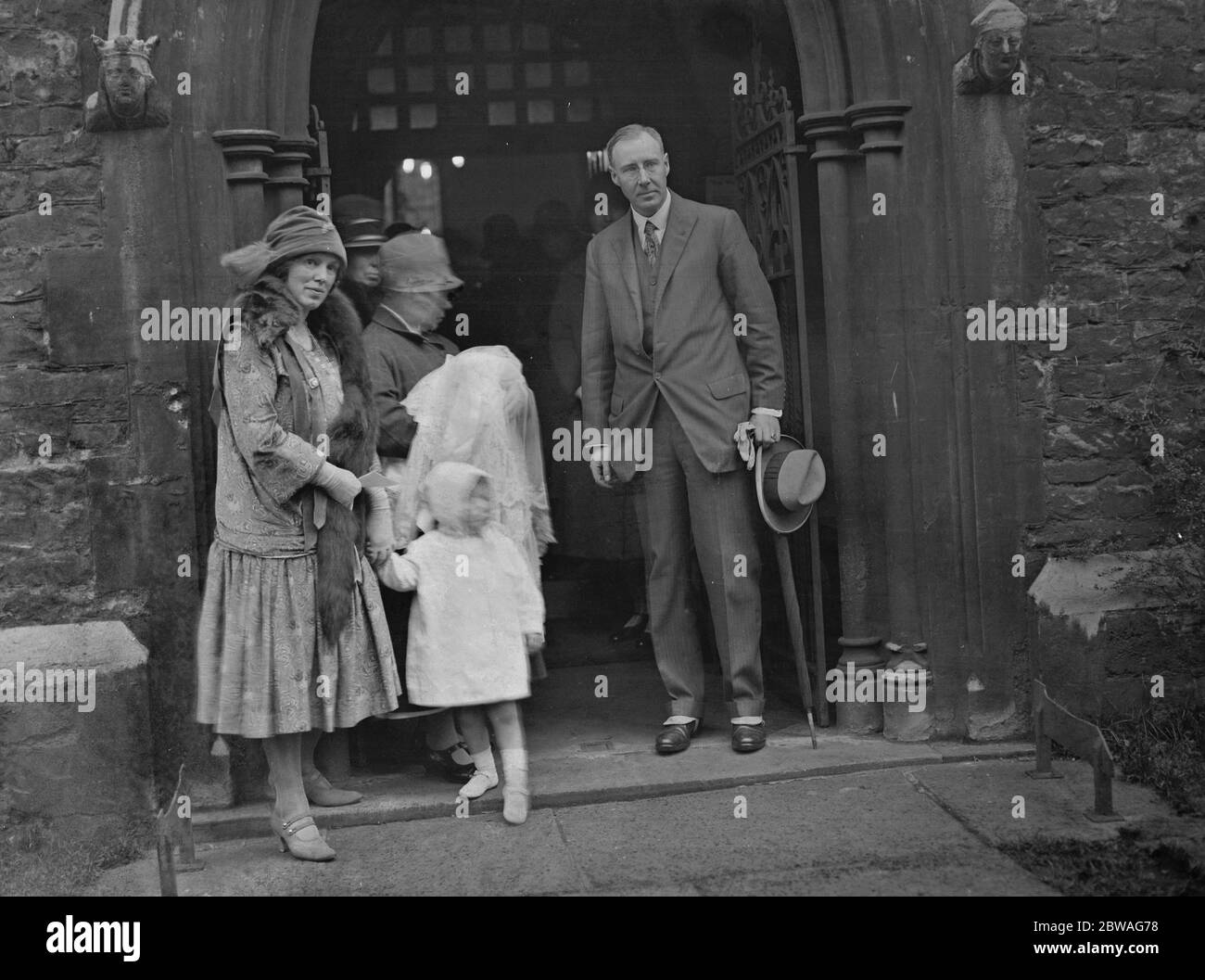 Lord und Lady Gorell nach der Taufe ihres Sohnes in Christ Church, Kensington. November 1927 Stockfoto